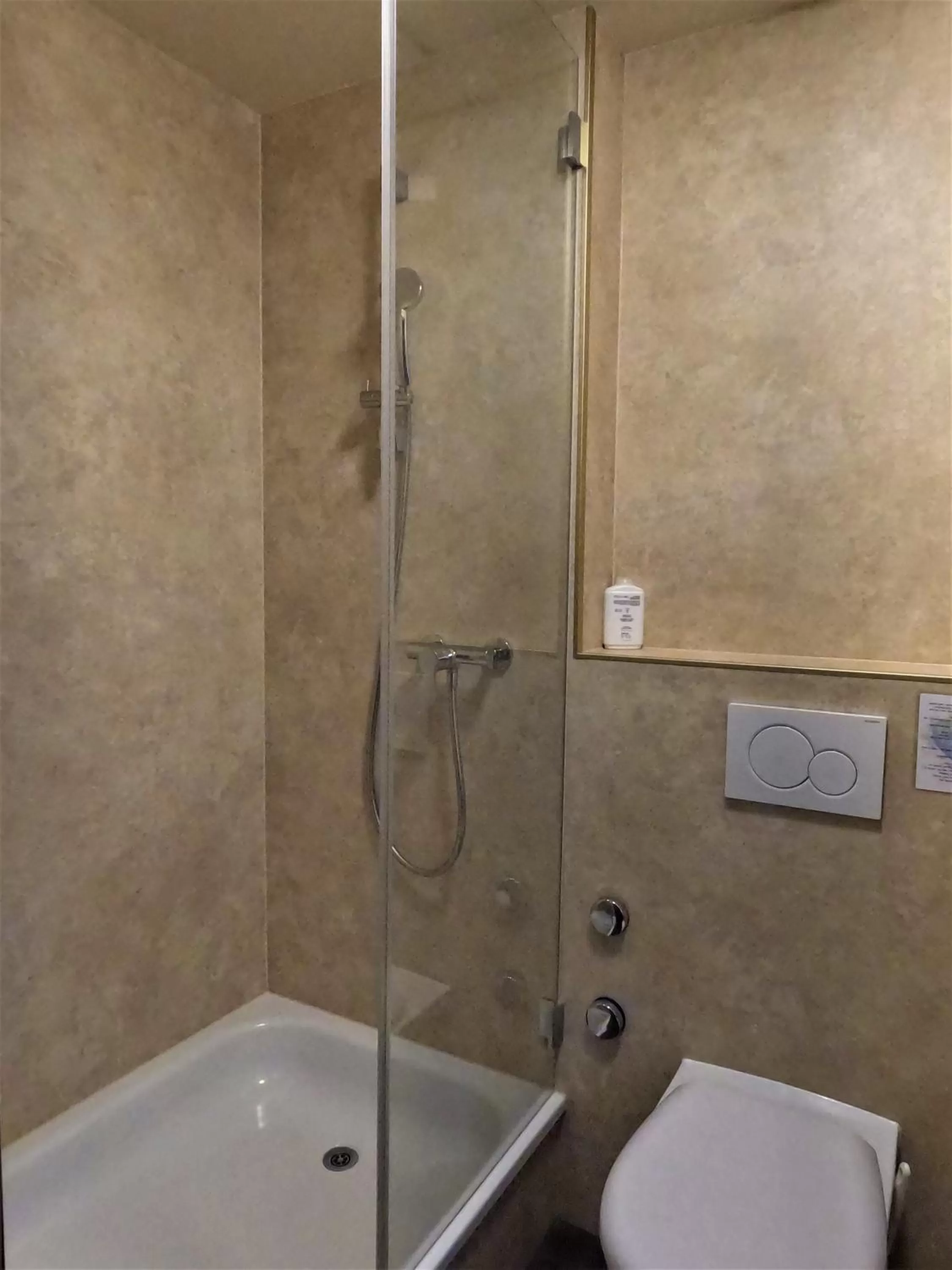 Shower in Alpenrose Hotel and Gardens