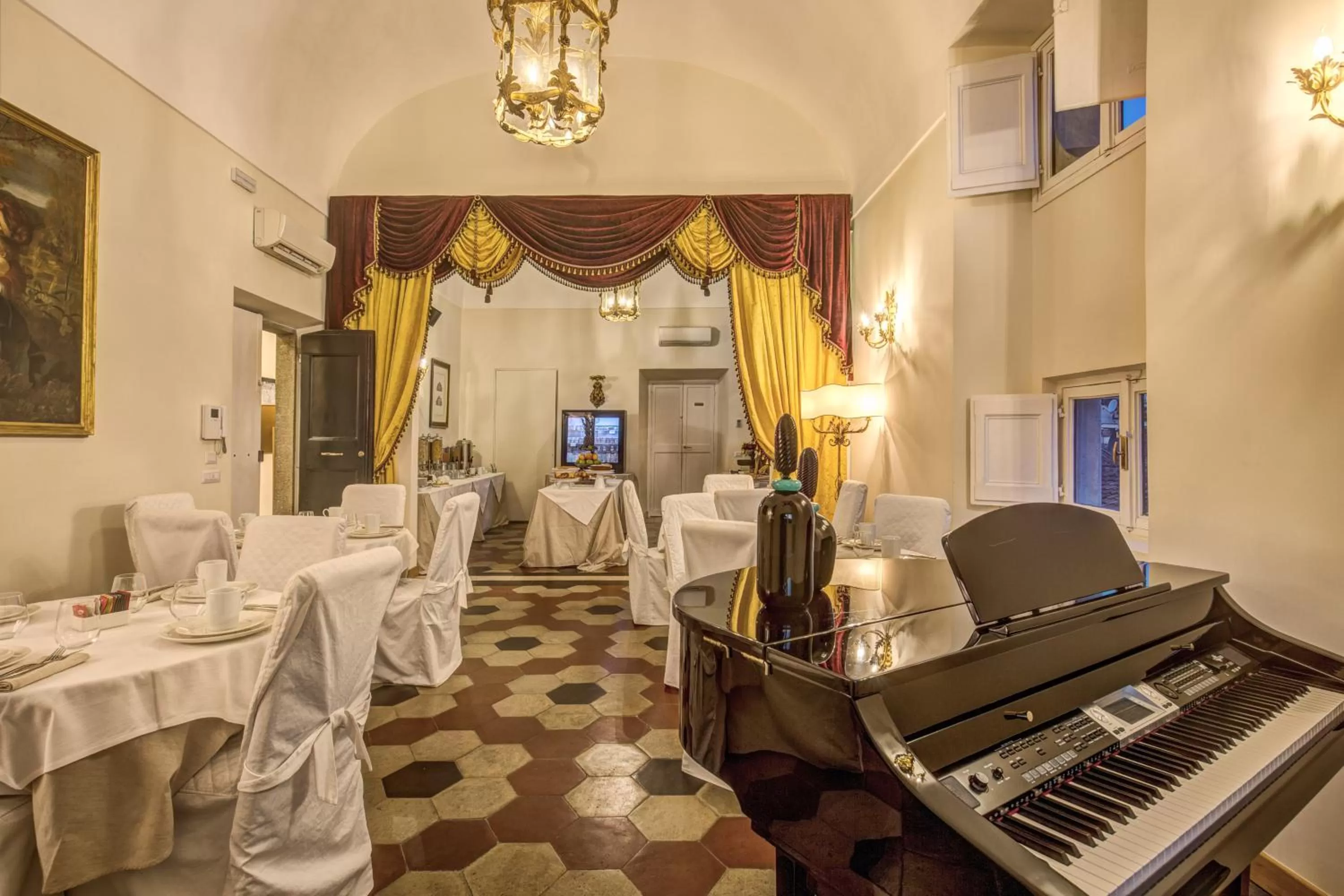 Communal lounge/ TV room in Eitch Borromini Palazzo Pamphilj
