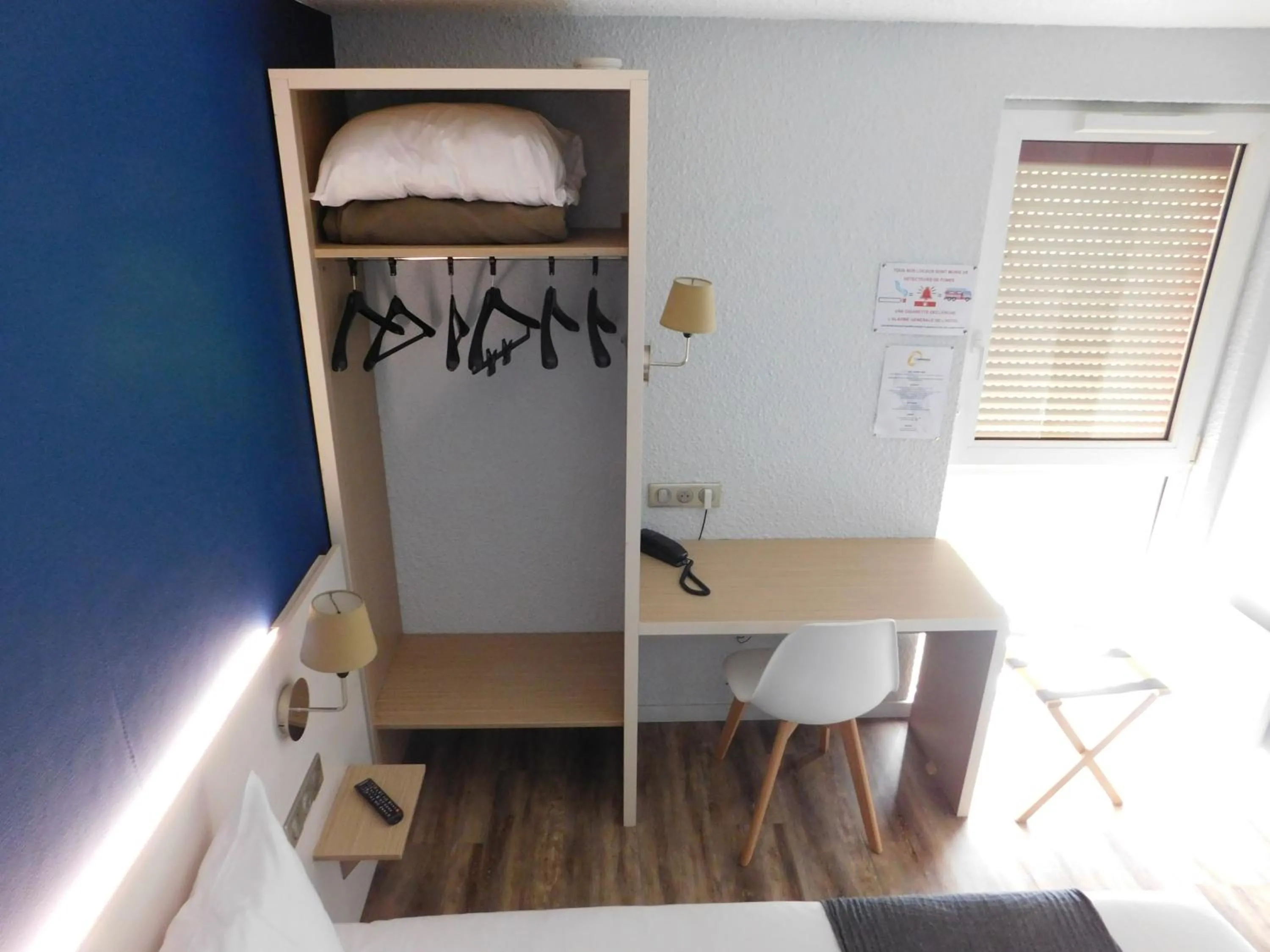 Decorative detail, Kitchen/Kitchenette in The Originals Access, Hotel Aries, Argentan (Inter-Hotel)