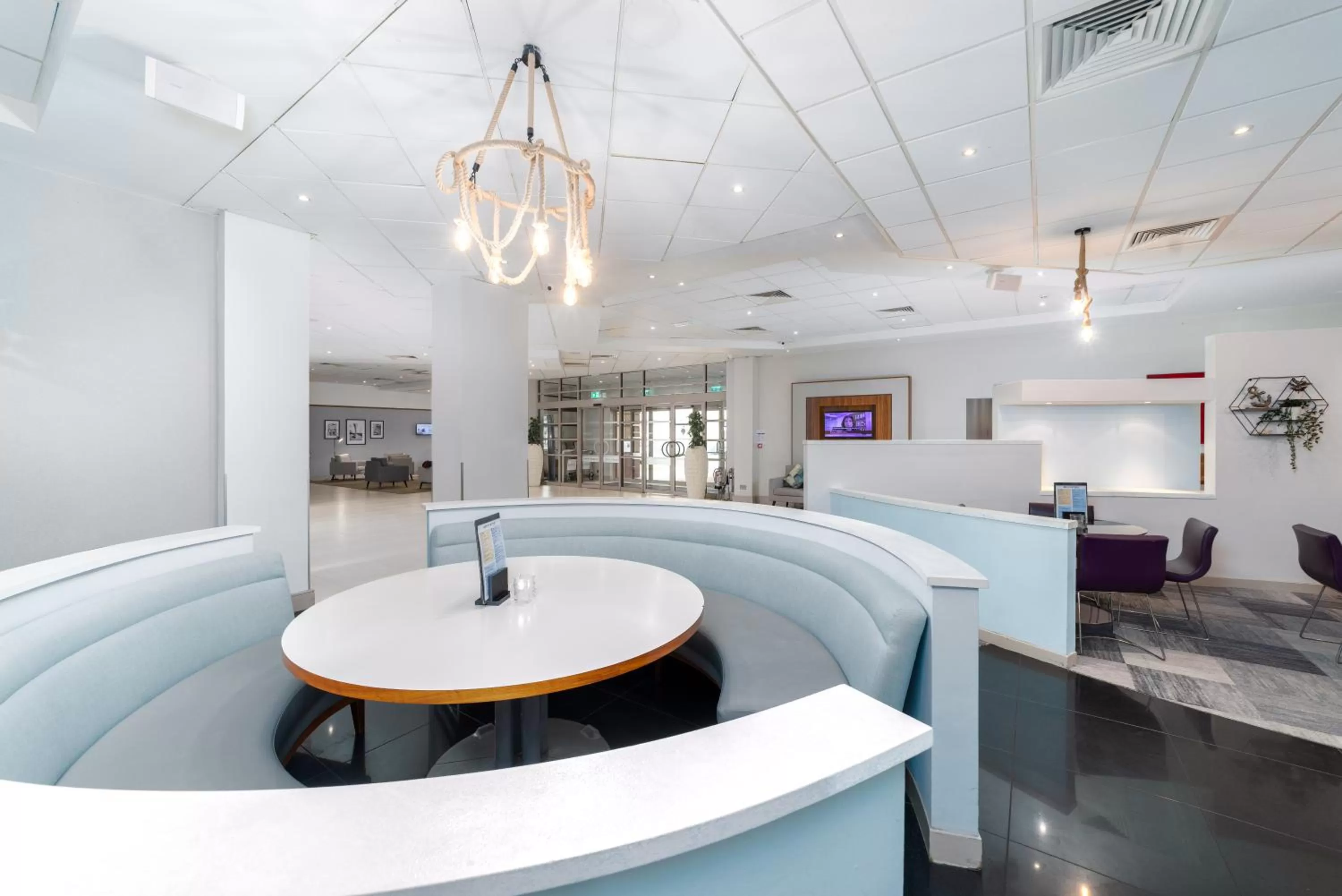 Lounge or bar in Novotel Southampton