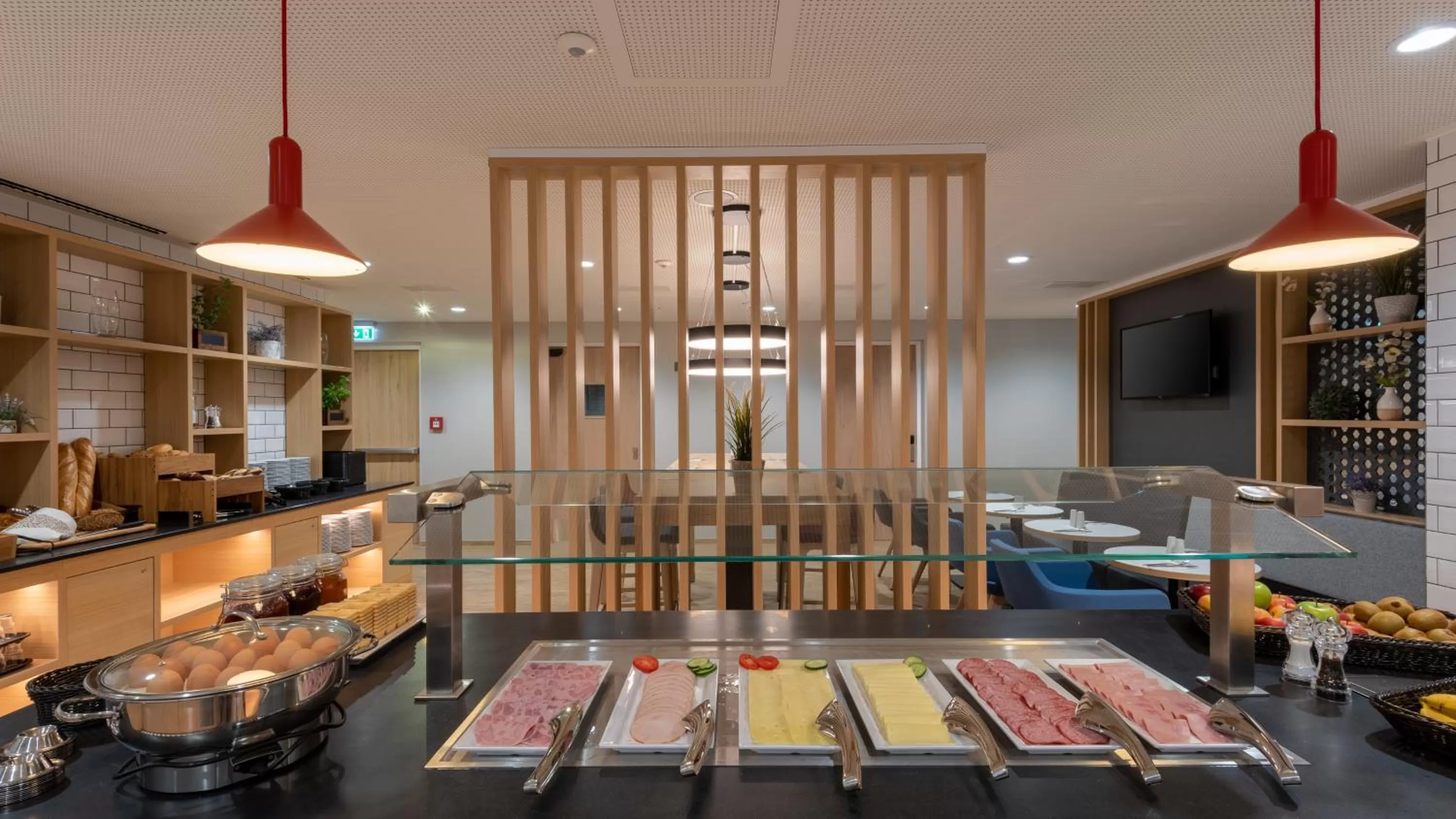 Breakfast in Holiday Inn Express - Hamburg South A7-AS42 by IHG