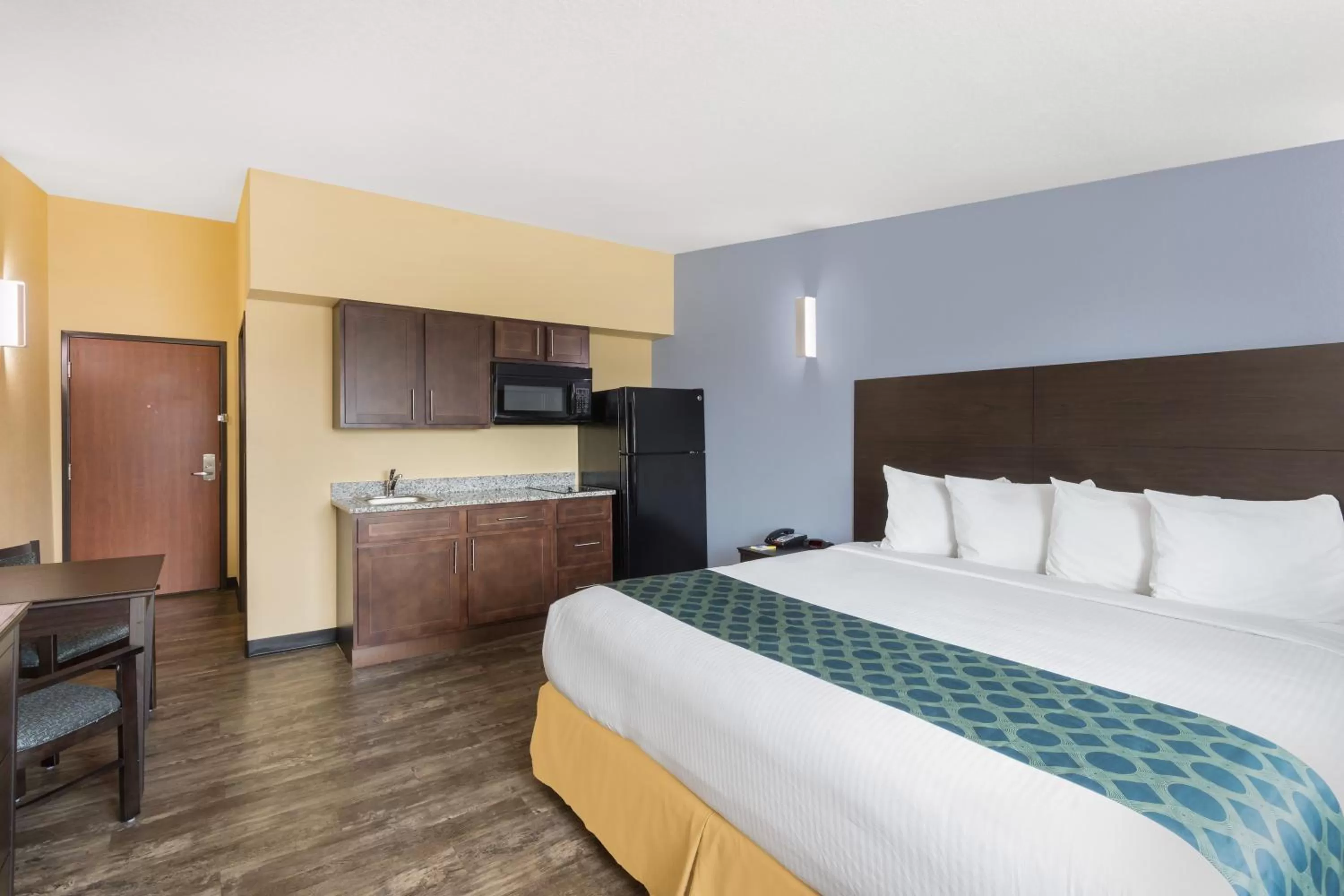 Kitchen or kitchenette, Bed in Days Inn by Wyndham New Orleans Pontchartrain