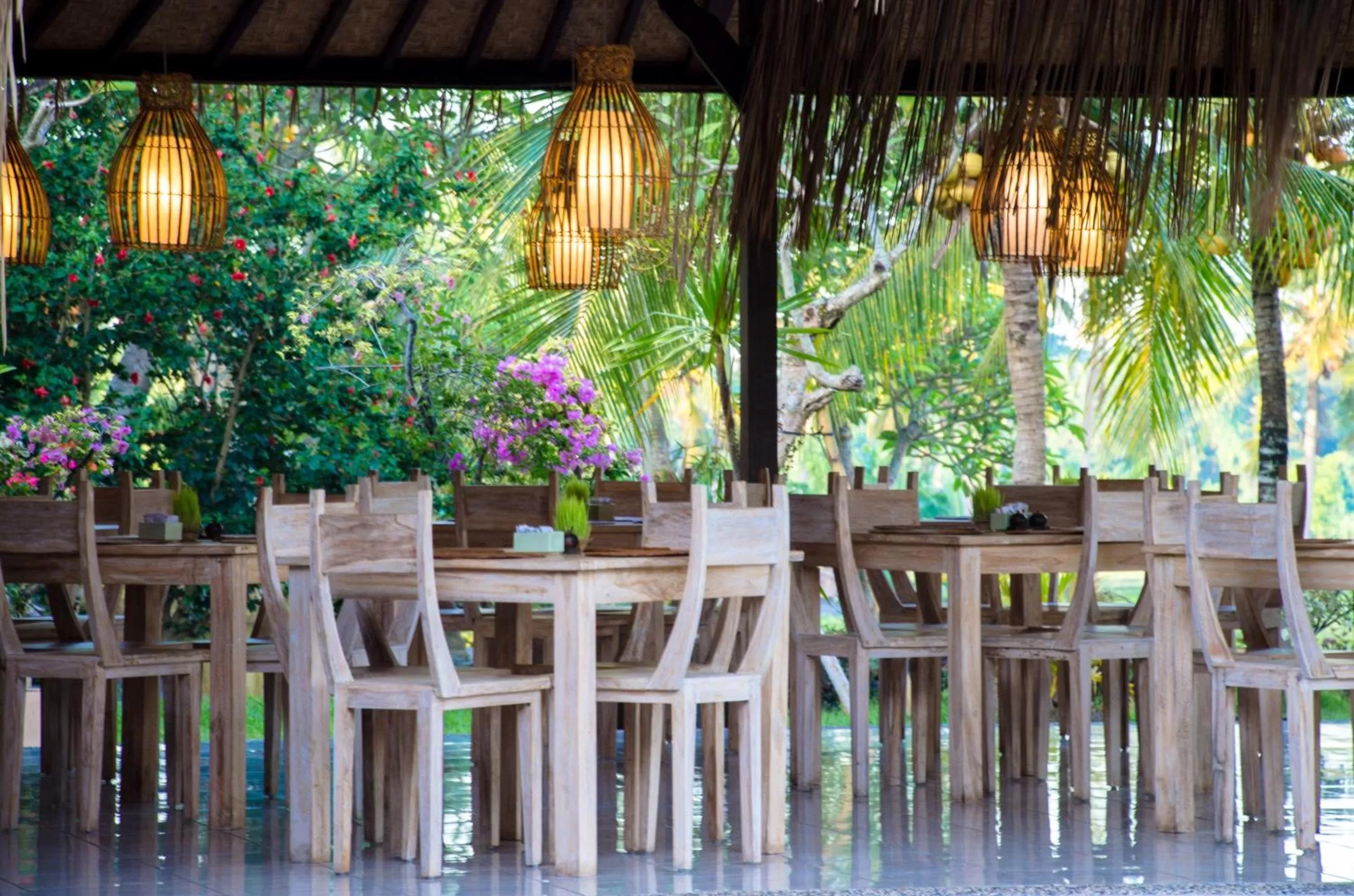 Restaurant/places to eat in Green Field Hotel and Restaurant