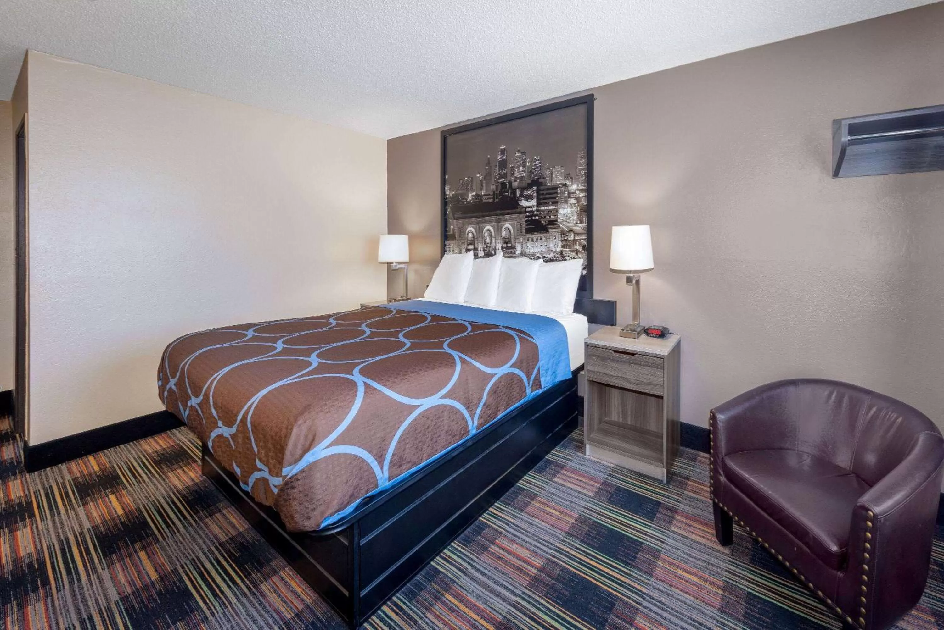 Bedroom, Bed in Super 8 by Wyndham Kansas City at Barry Road/Airport