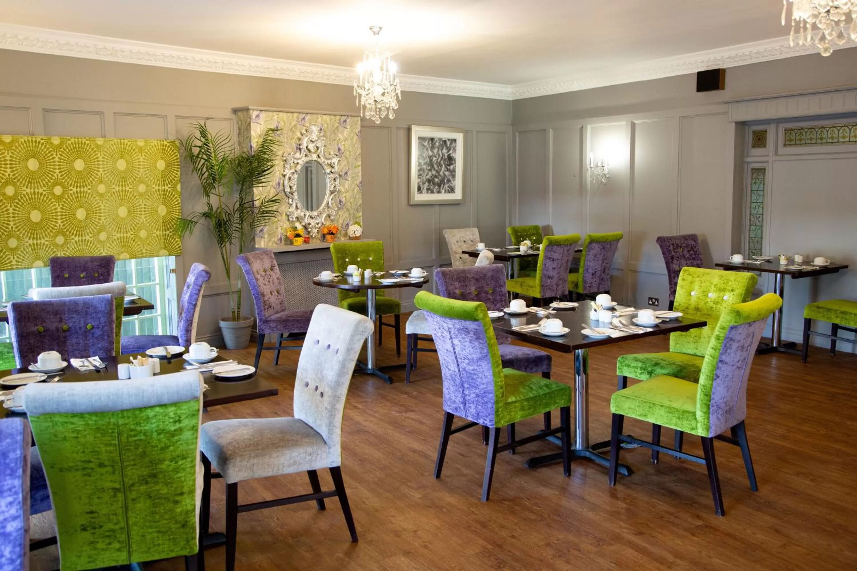 Restaurant/places to eat in Alton House Hotel