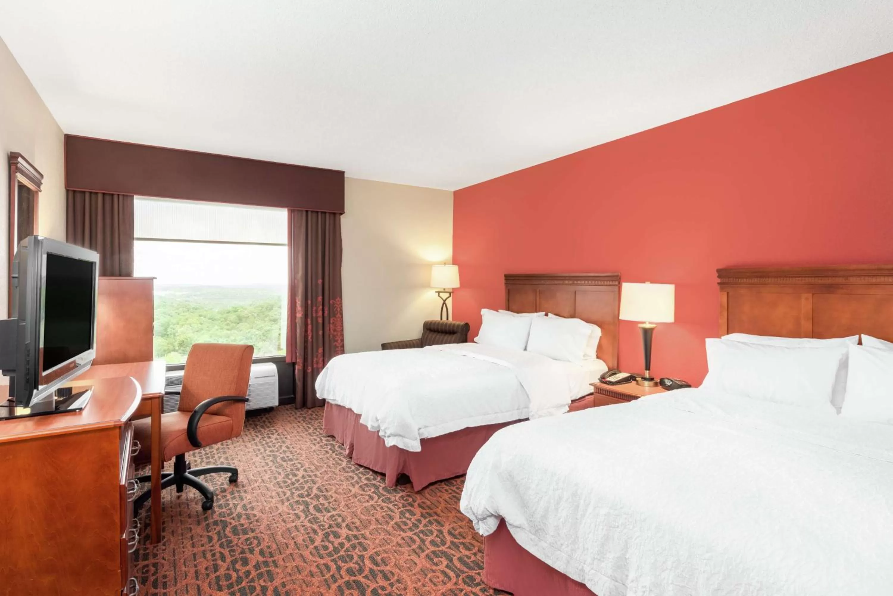 Bed in Hampton Inn Branson on the Strip