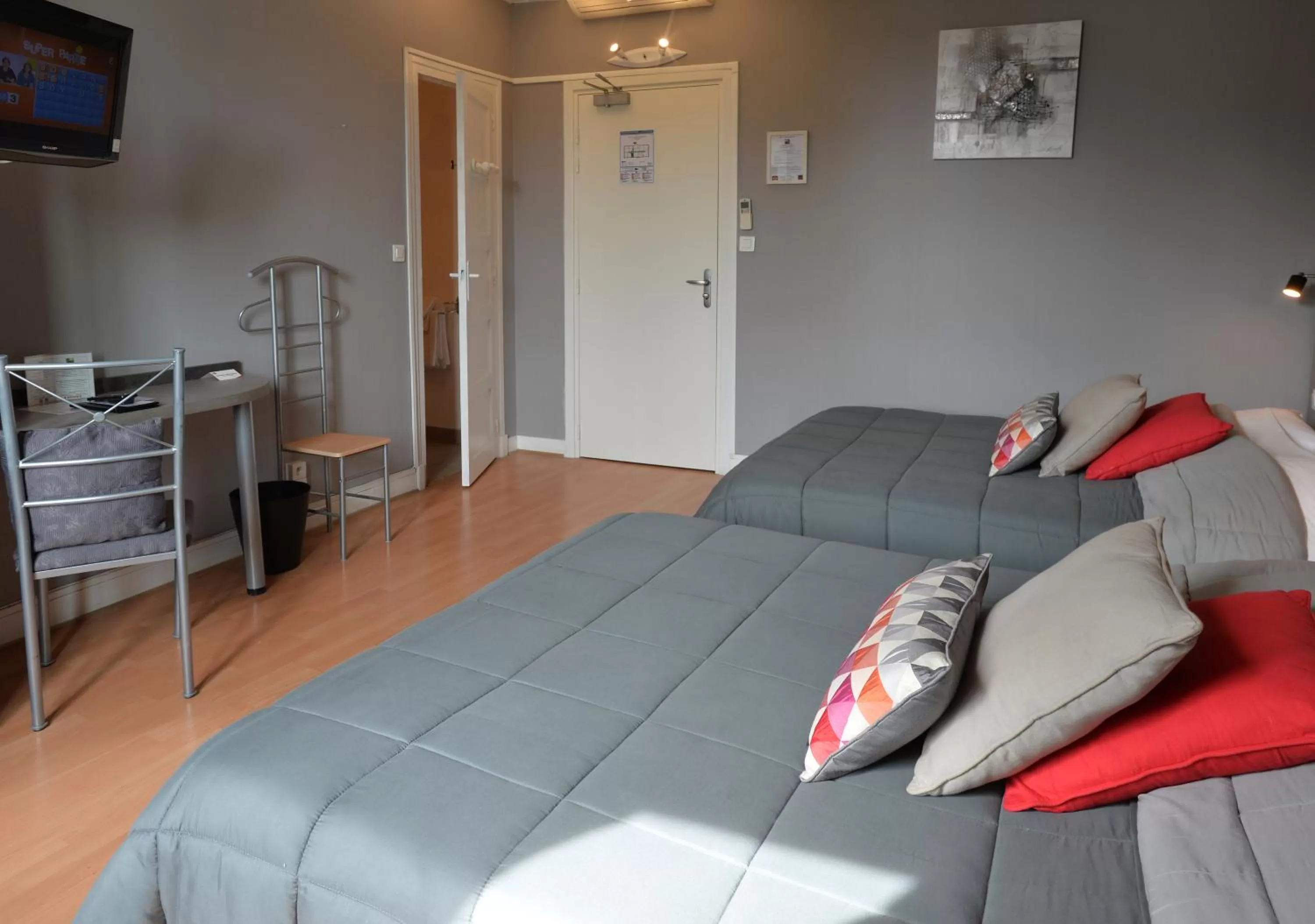 Photo of the whole room, Bed in Hôtel La Croix Blanche