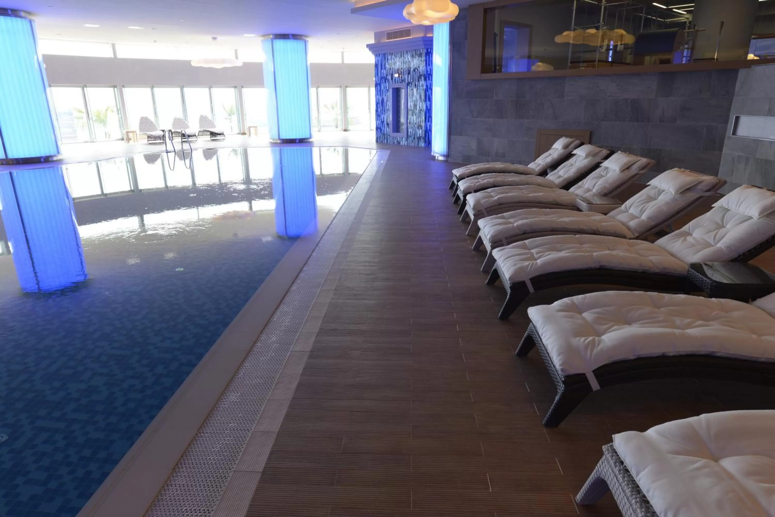 Swimming pool in Wyndham Grand Istanbul Europe