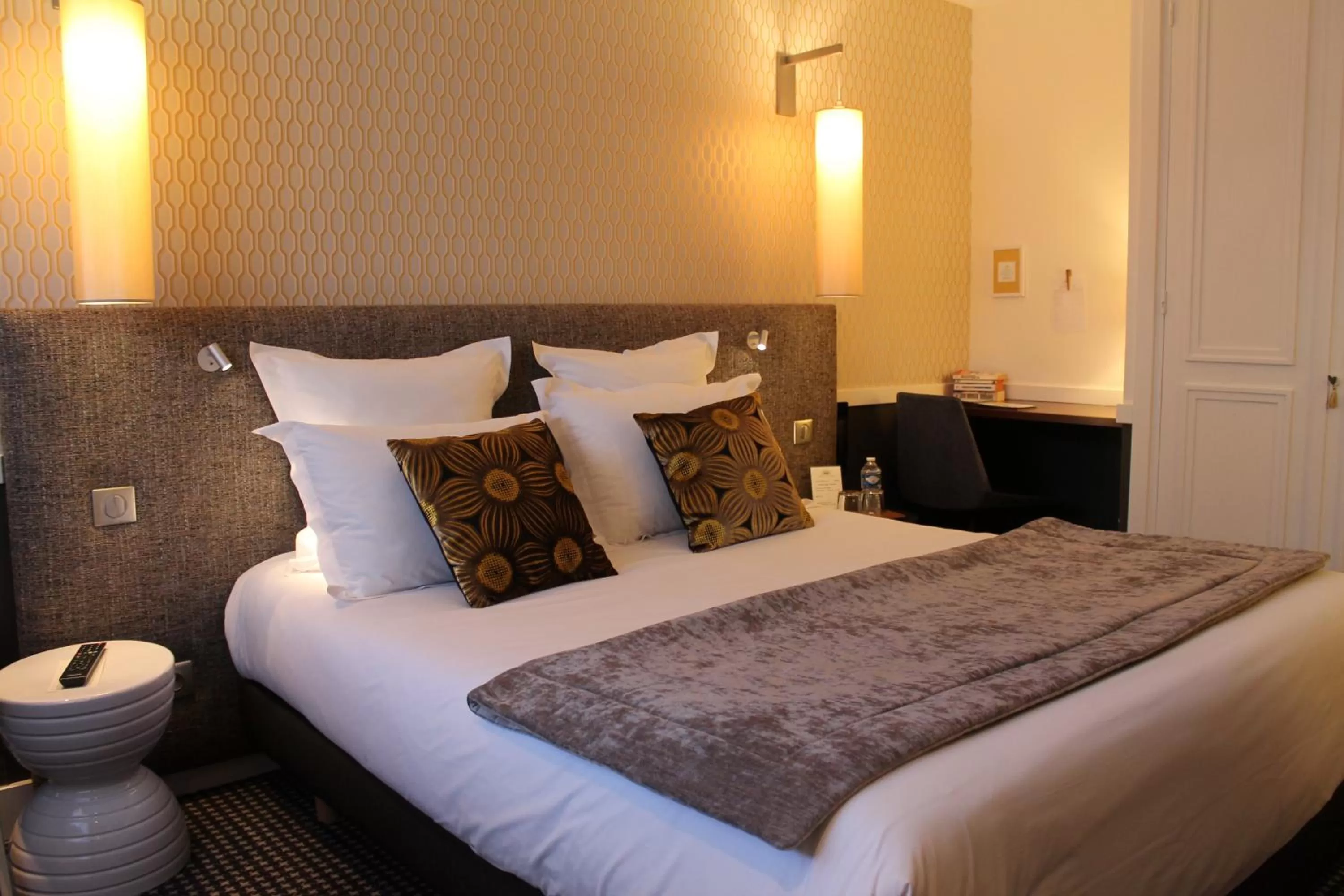 Photo of the whole room, Bed in Hôtel jardin Le Pasteur