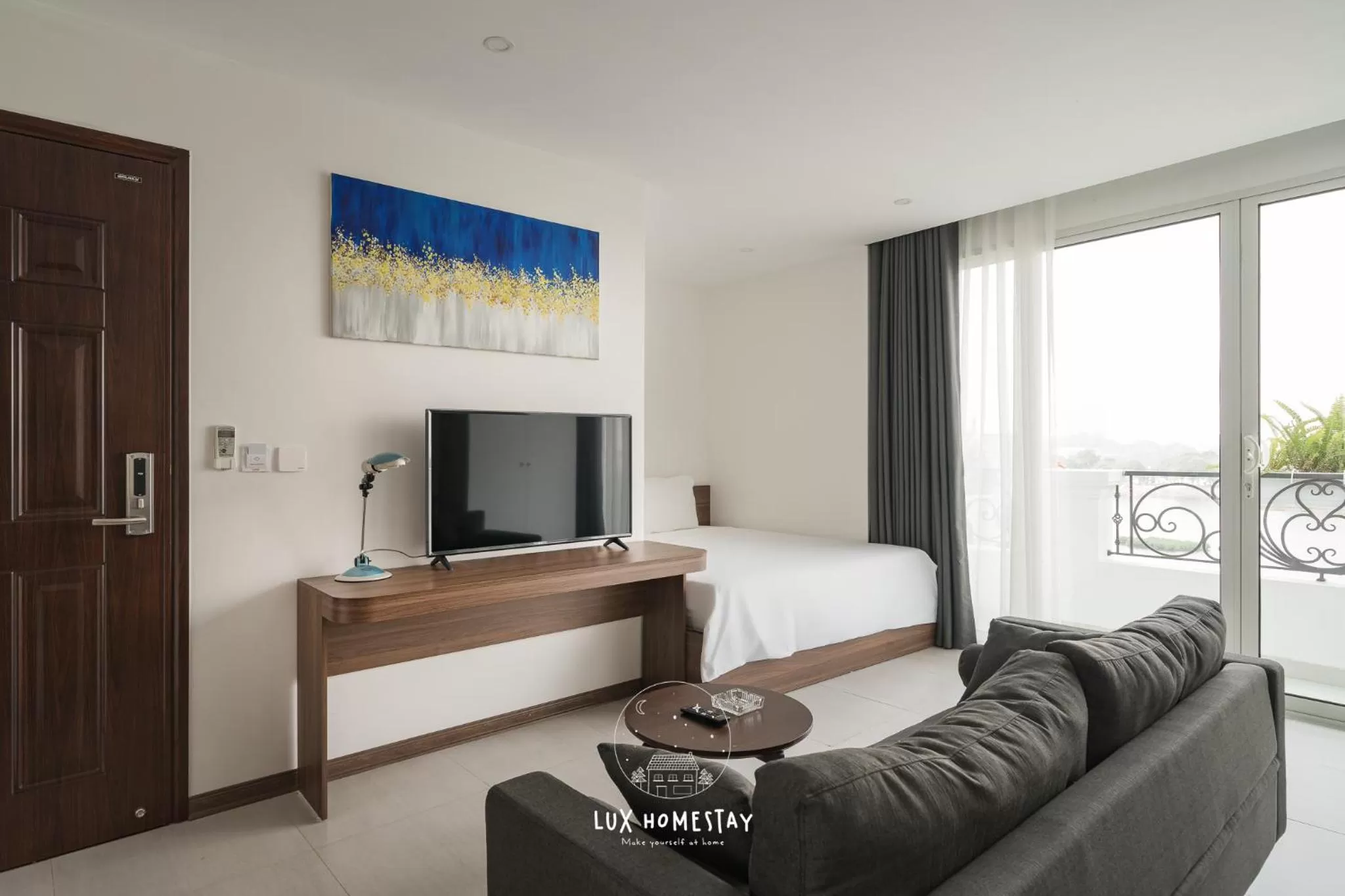 Photo of the whole room, Bed in Lux Westlake Studio