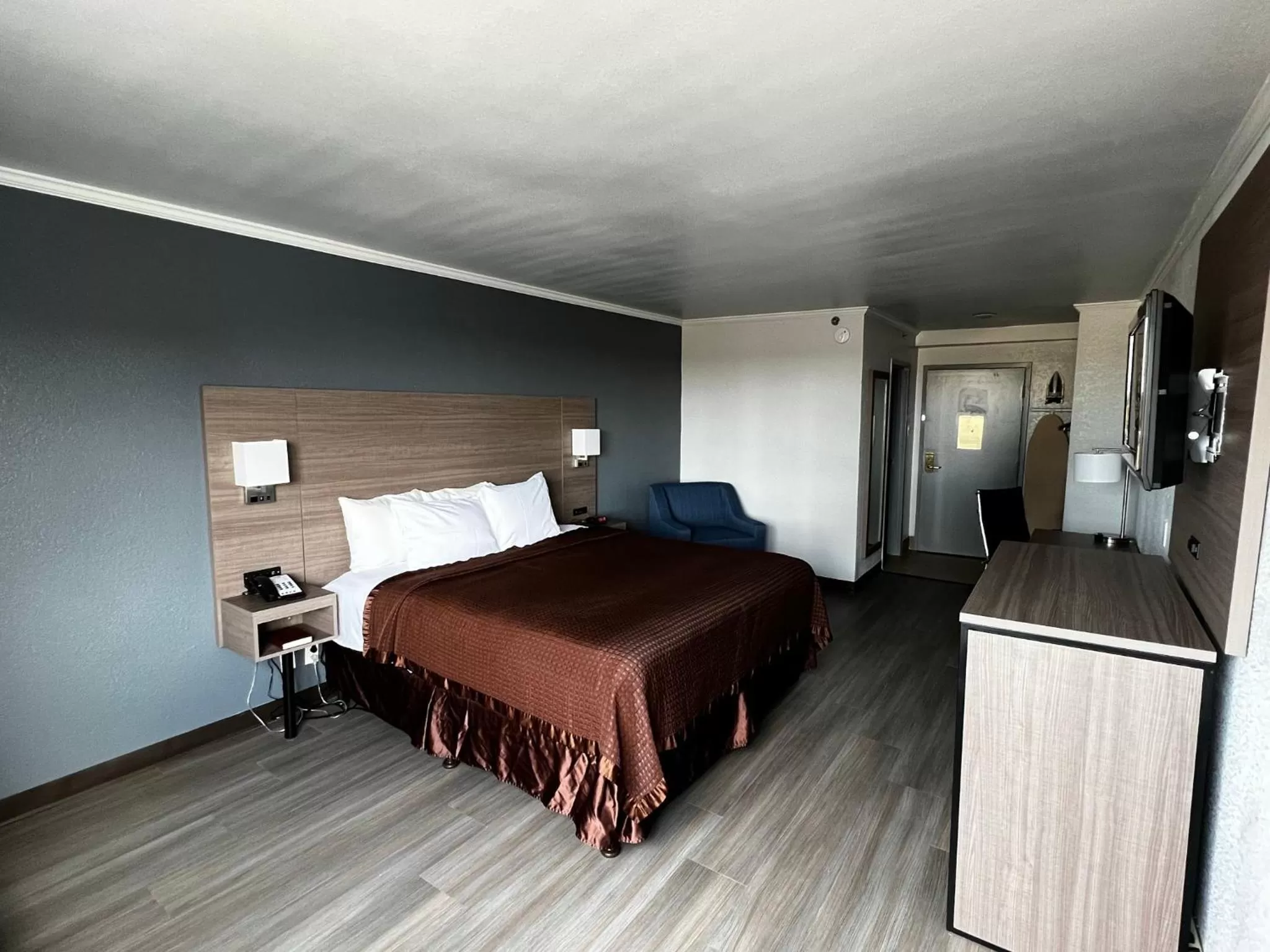 Bed in Super 8 by Wyndham Fort Worth Entertainment District