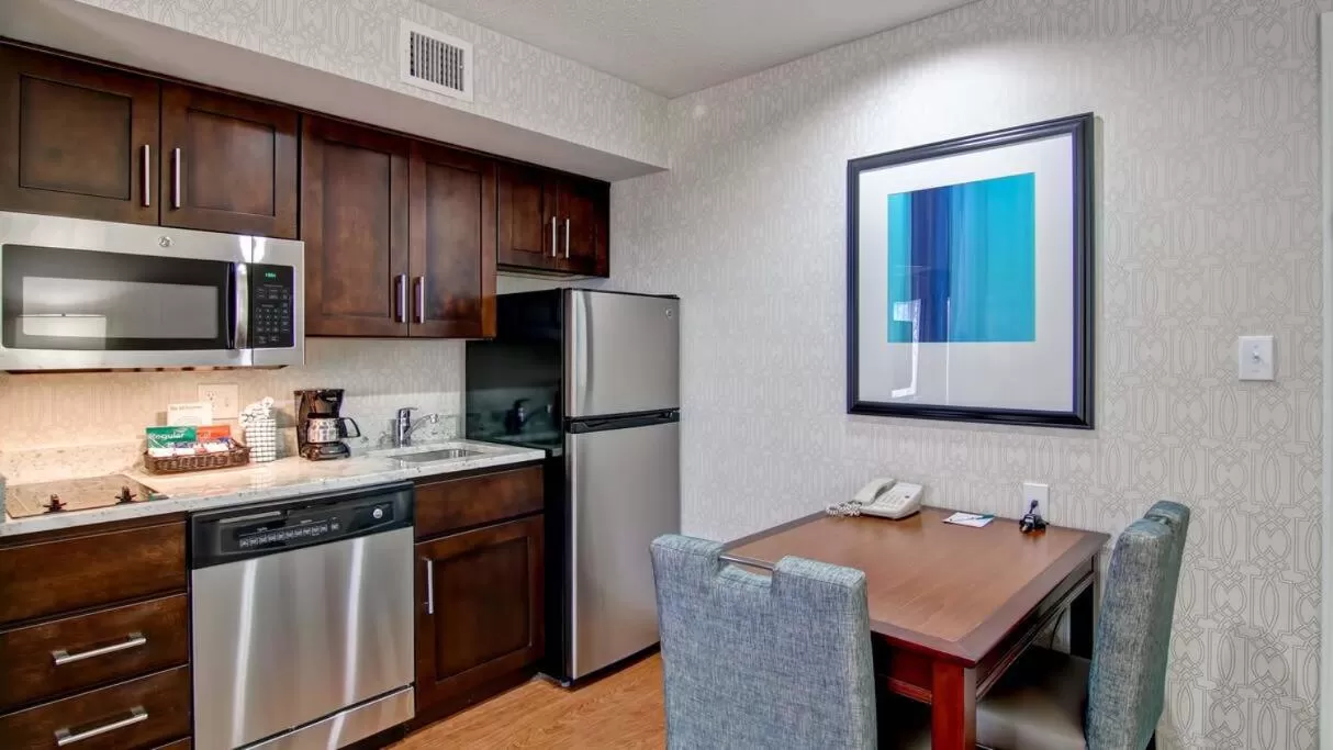 Kitchen/Kitchenette in Poplar Inn and Suites