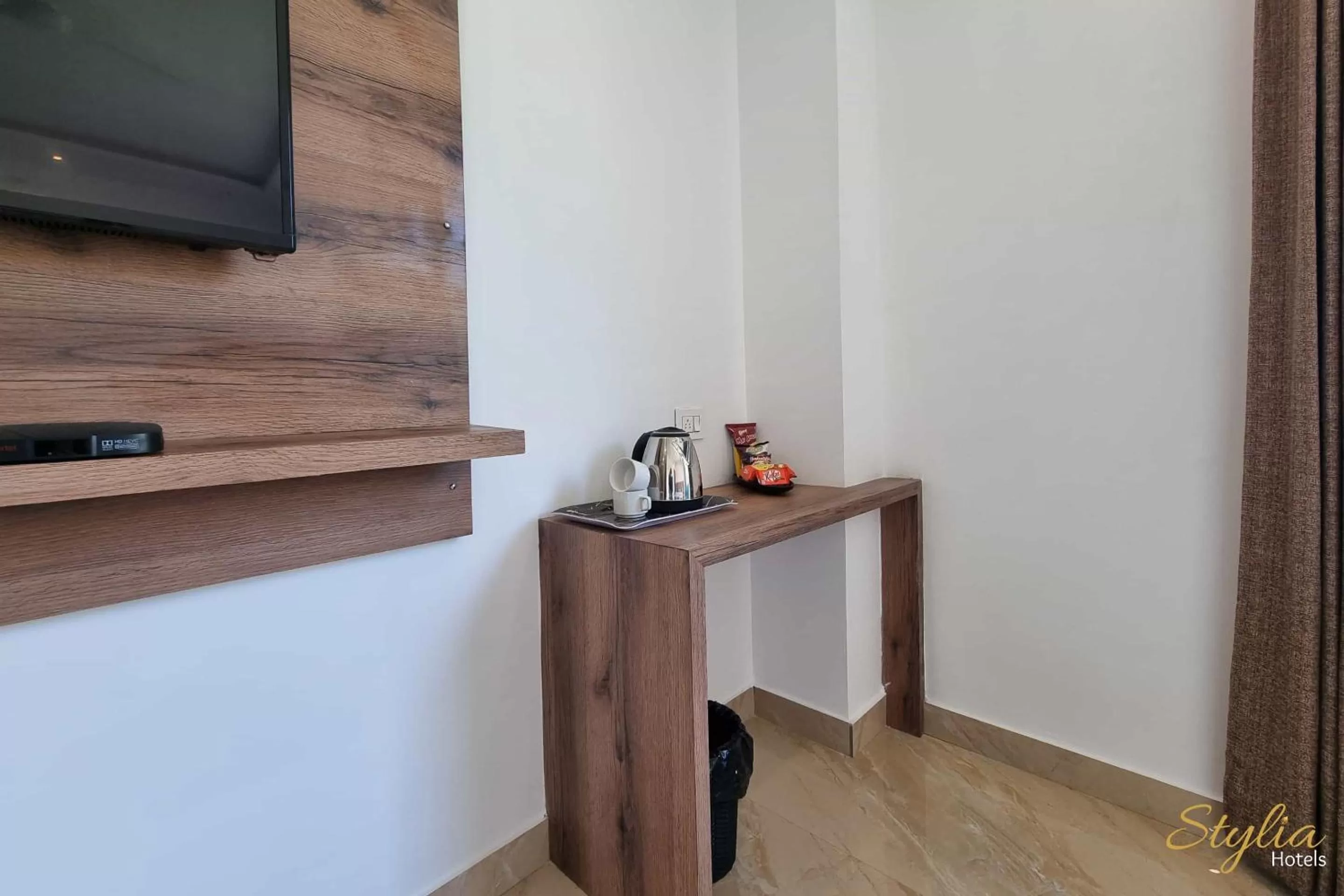 Coffee/tea facilities, TV/Entertainment Center in Moon Glade By Stylia Hotels