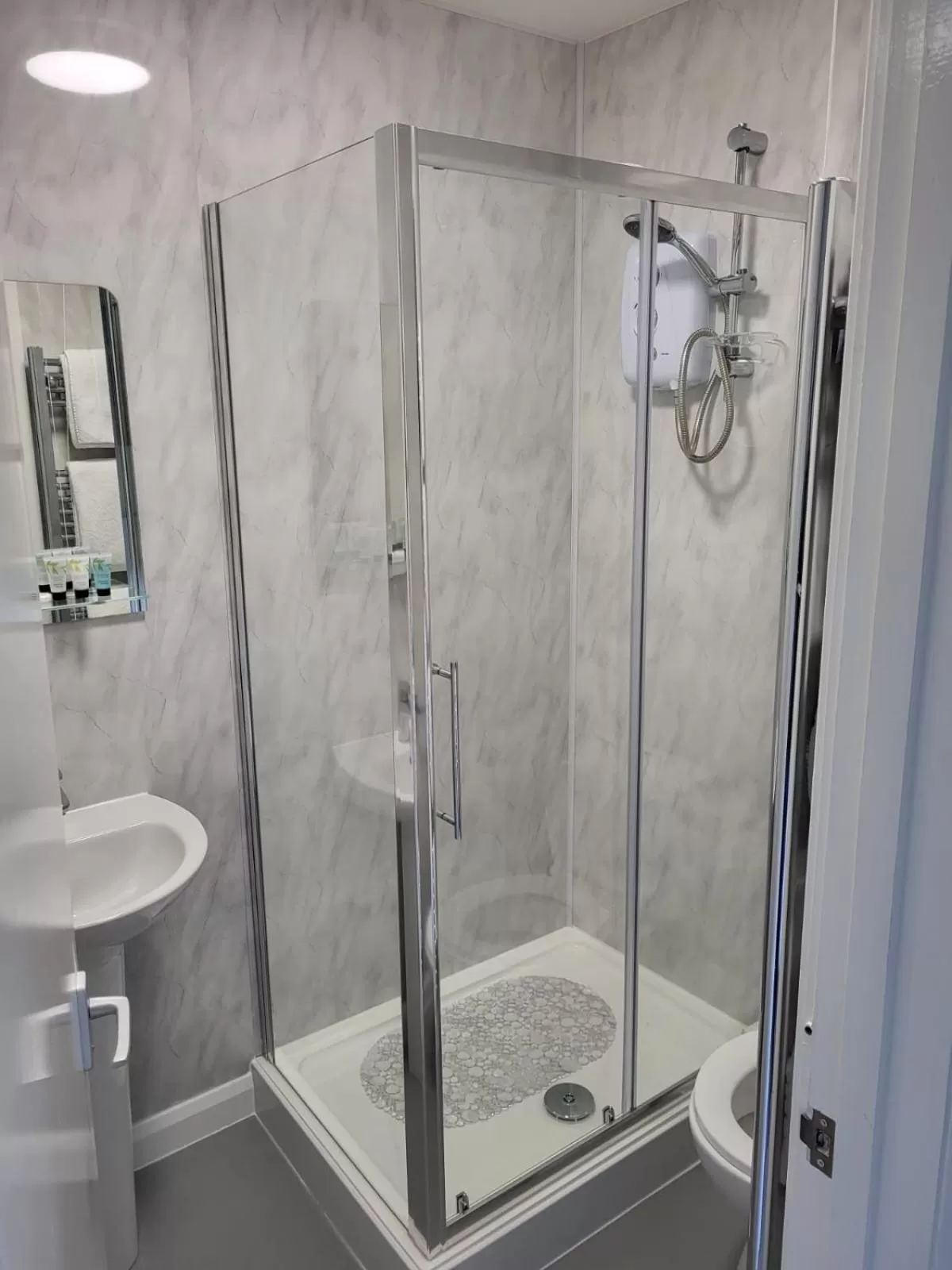 Shower, Bathroom in The Bird in Hand