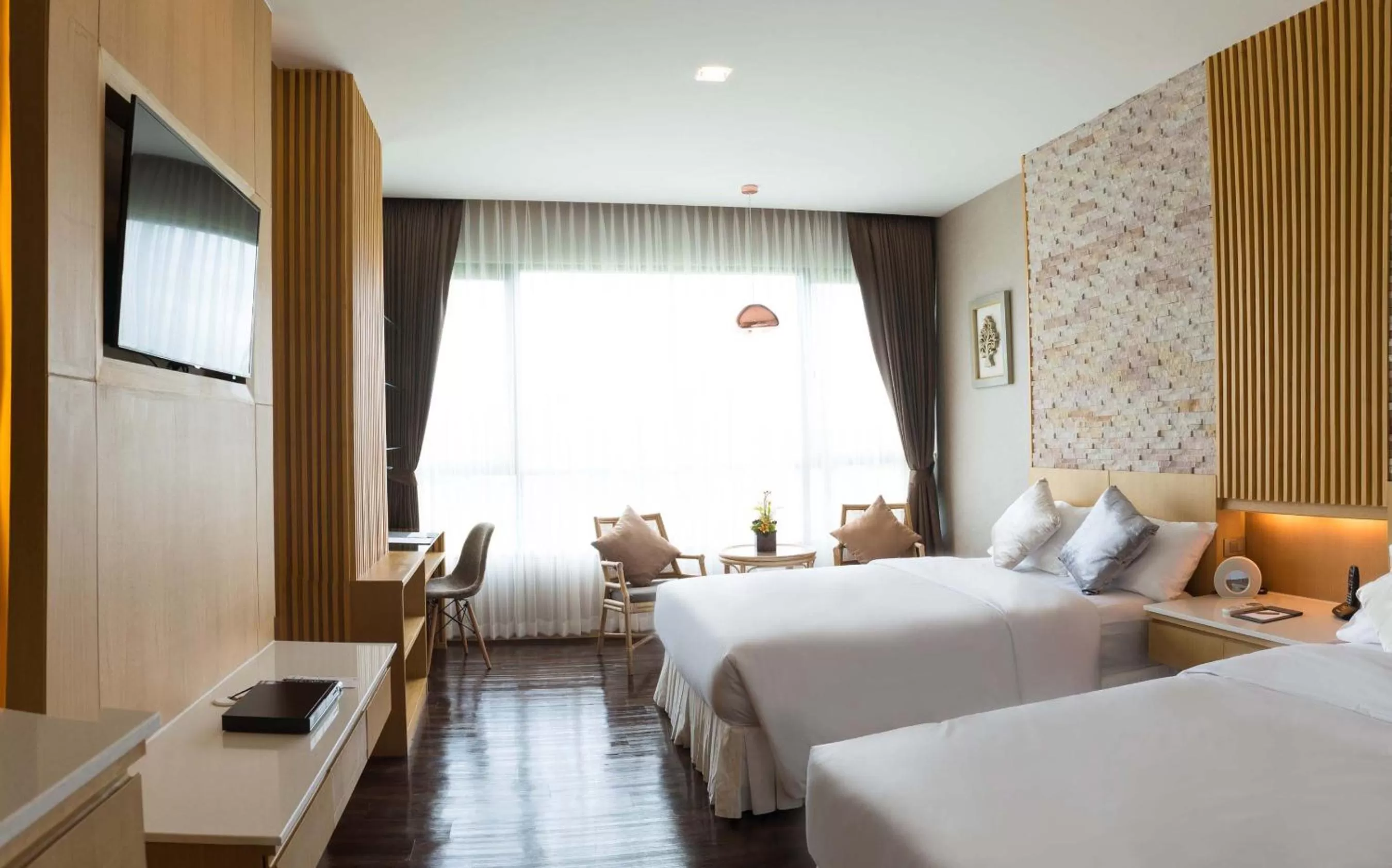 Photo of the whole room, Bed in North Hill City Resort