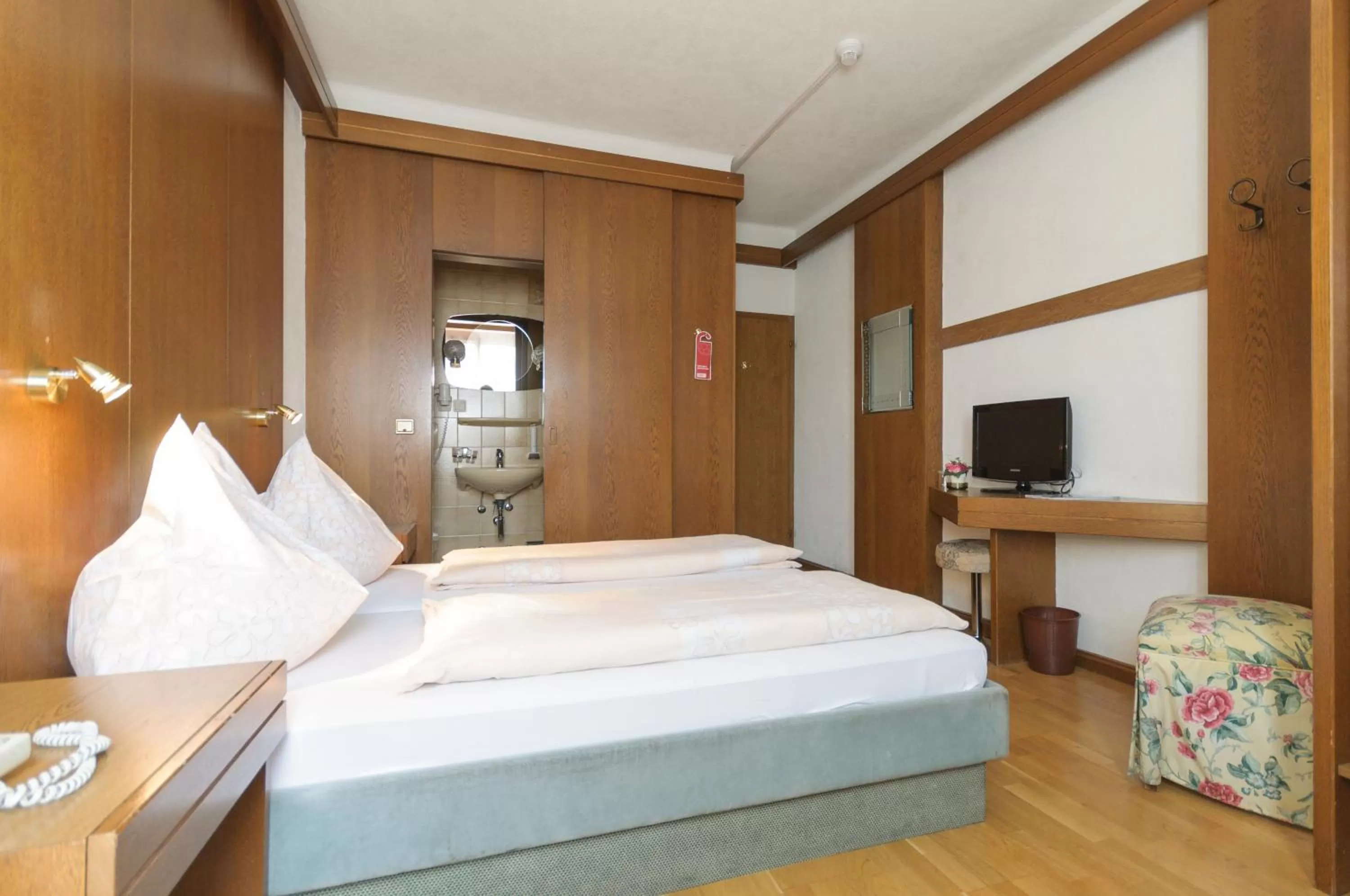 Photo of the whole room, Bed in Hotel Tautermann