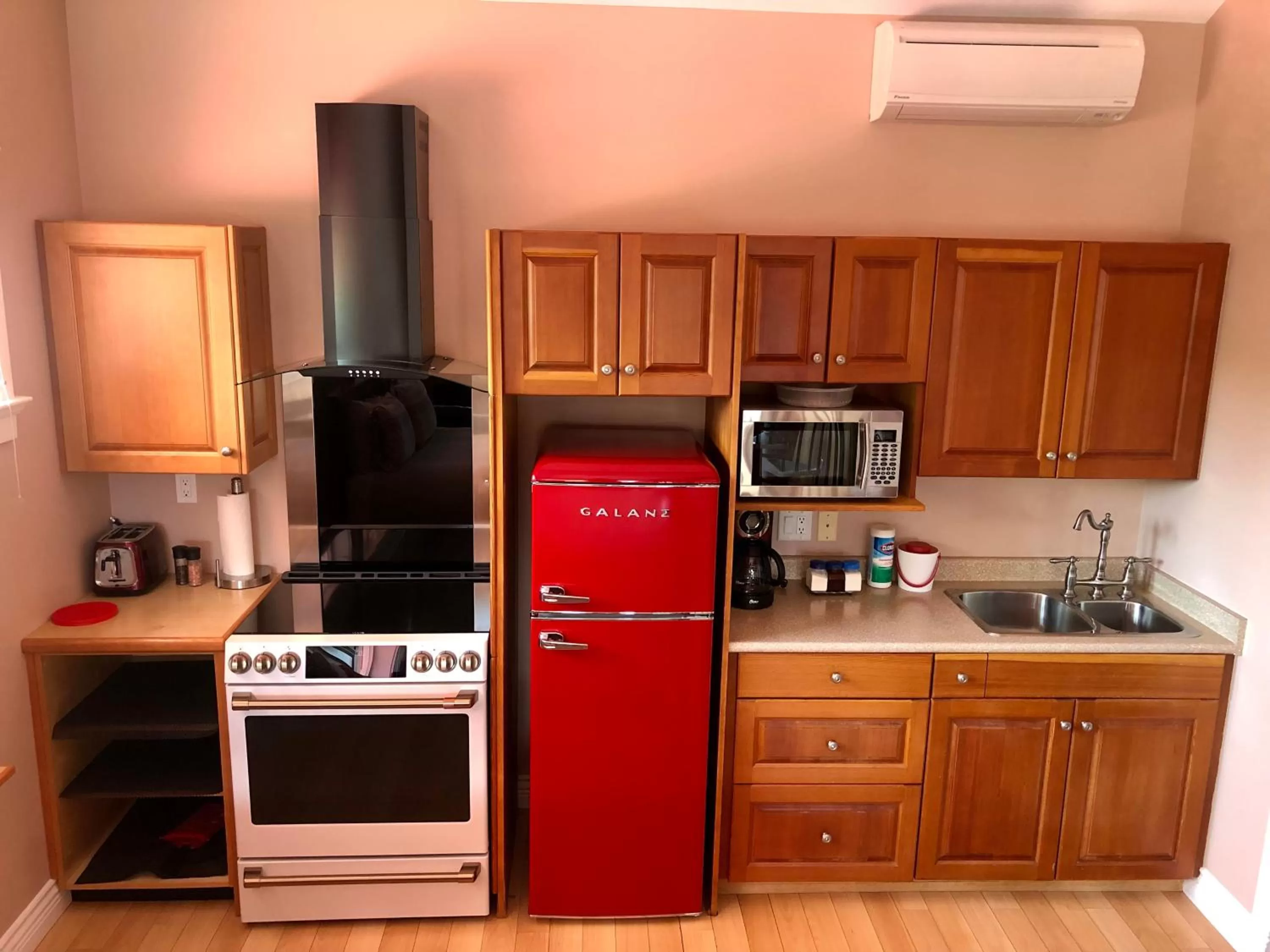 Coffee/tea facilities in Birds of a Feather Victoria Oceanfront Studio Suites