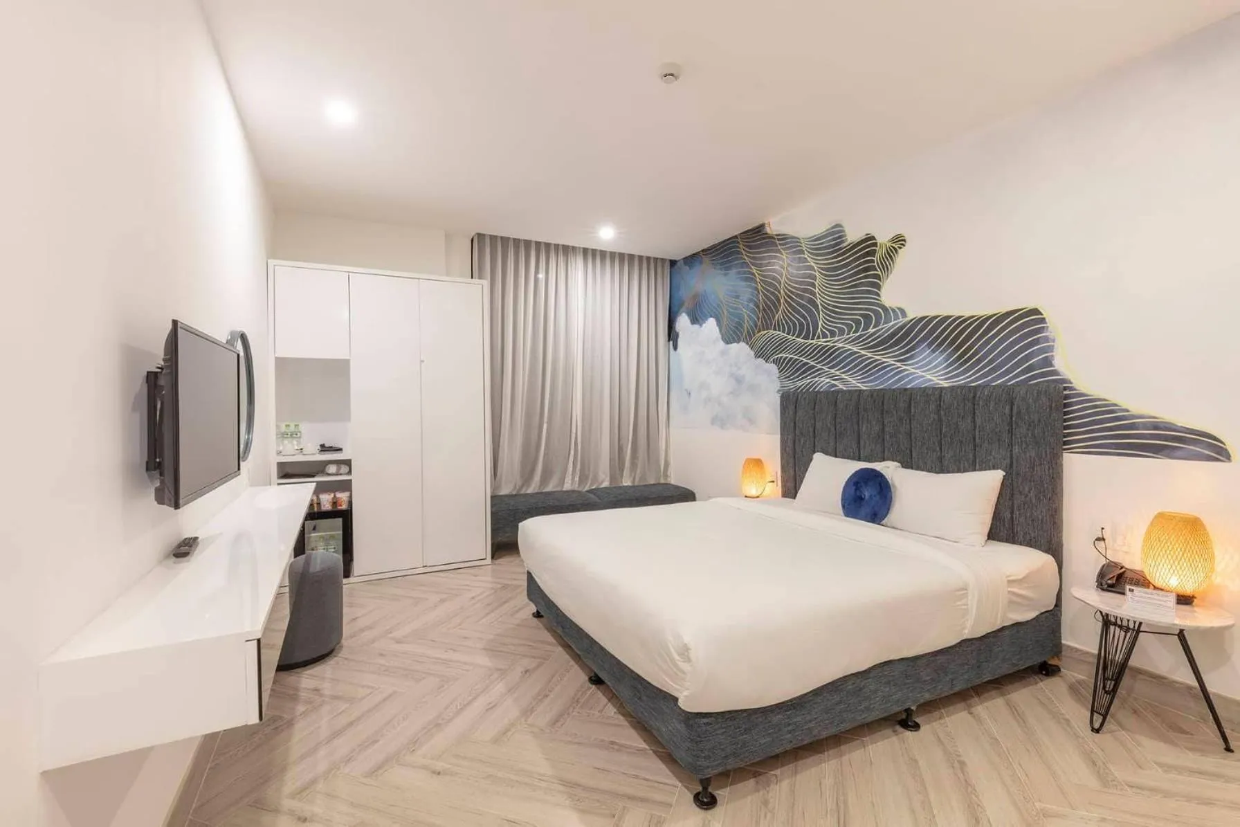 Photo of the whole room, Bed in Len's Hotel