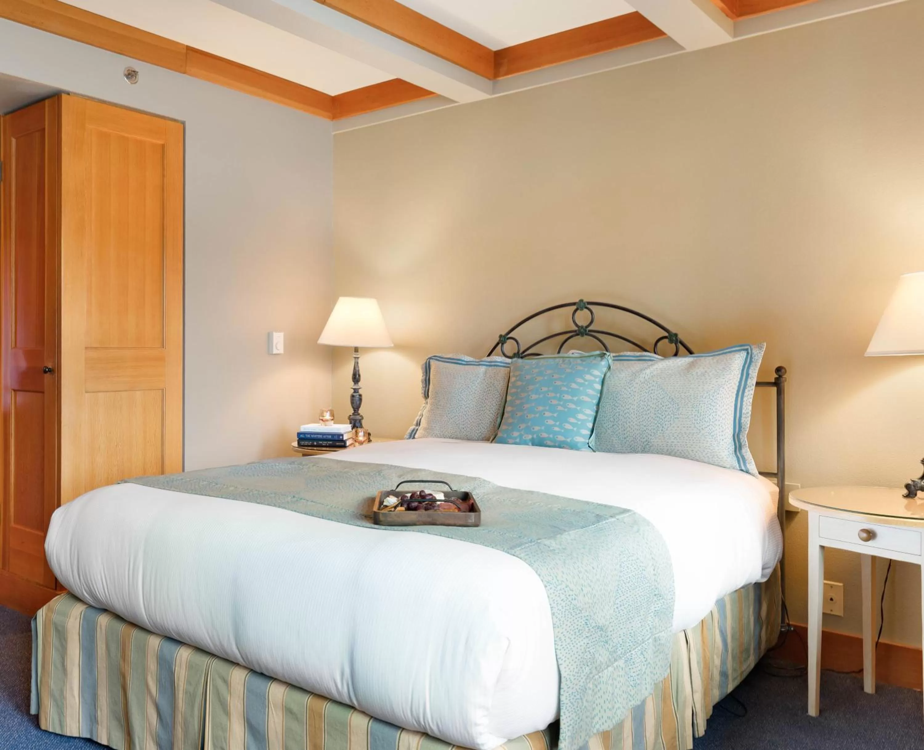 Photo of the whole room, Bed in La Conner Channel Lodge