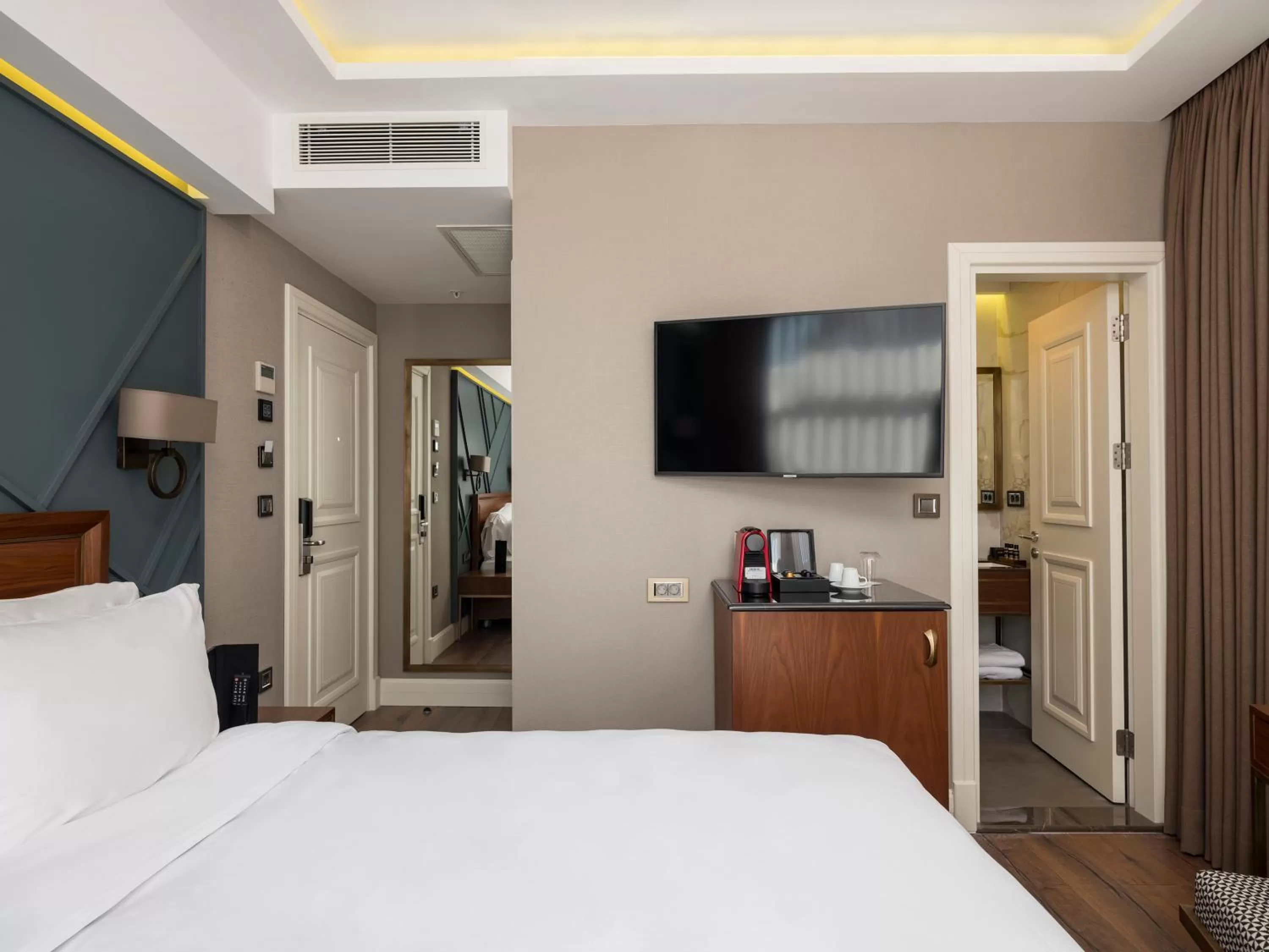 Bathroom, Bed in Azzap Hotel Galata