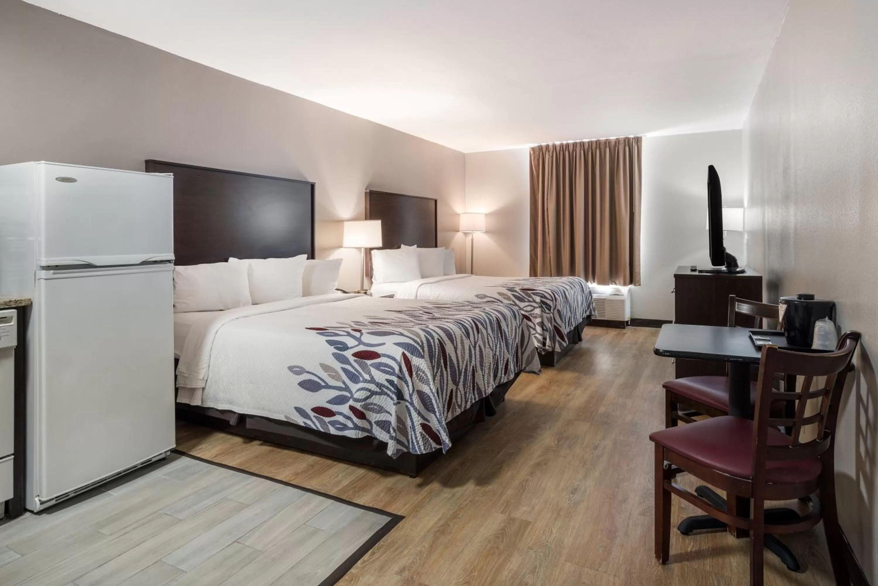 Photo of the whole room, Bed in Red Roof Inn & Suites Jacksonville, NC