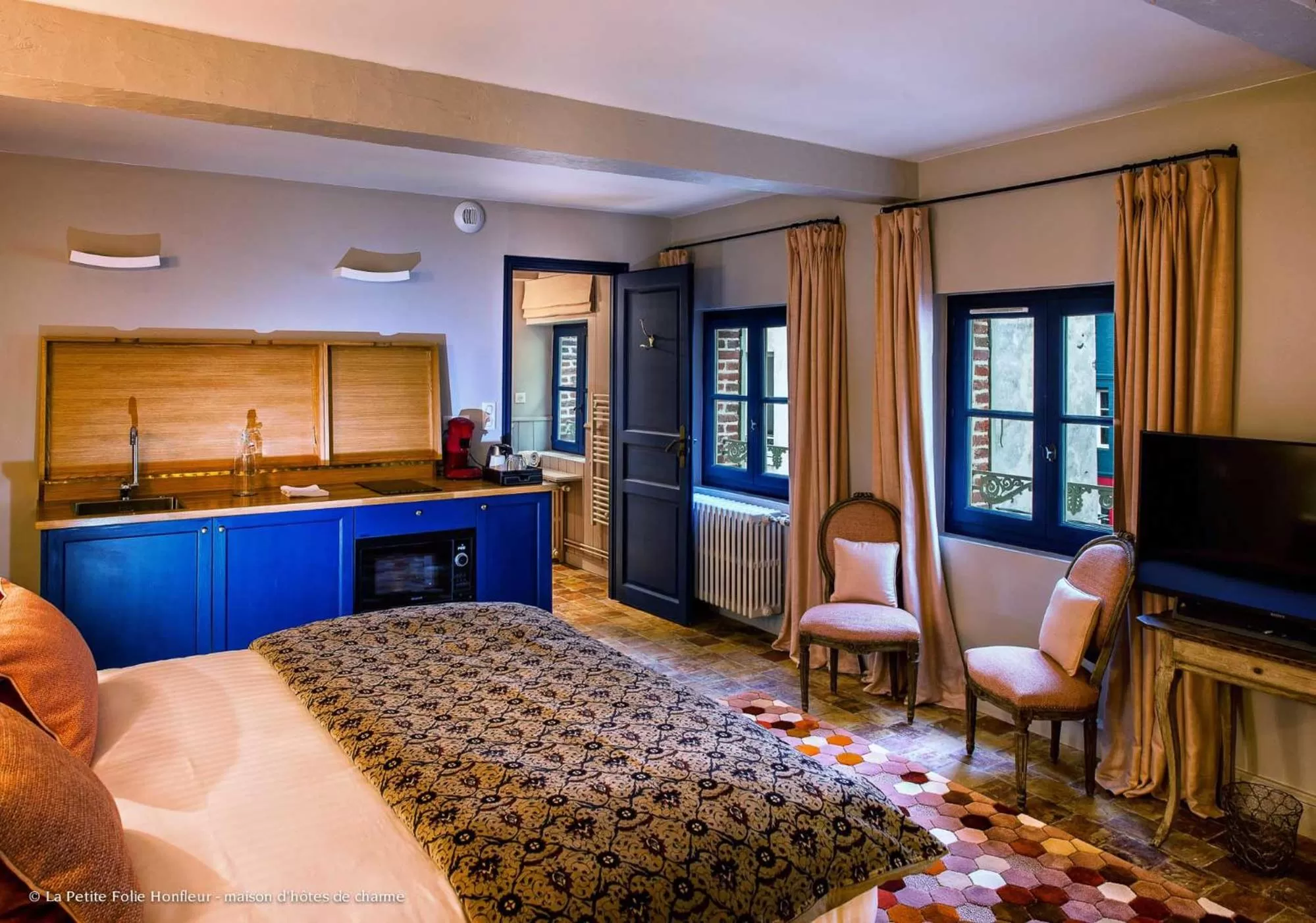 Photo of the whole room, Bed in La Petite Folie