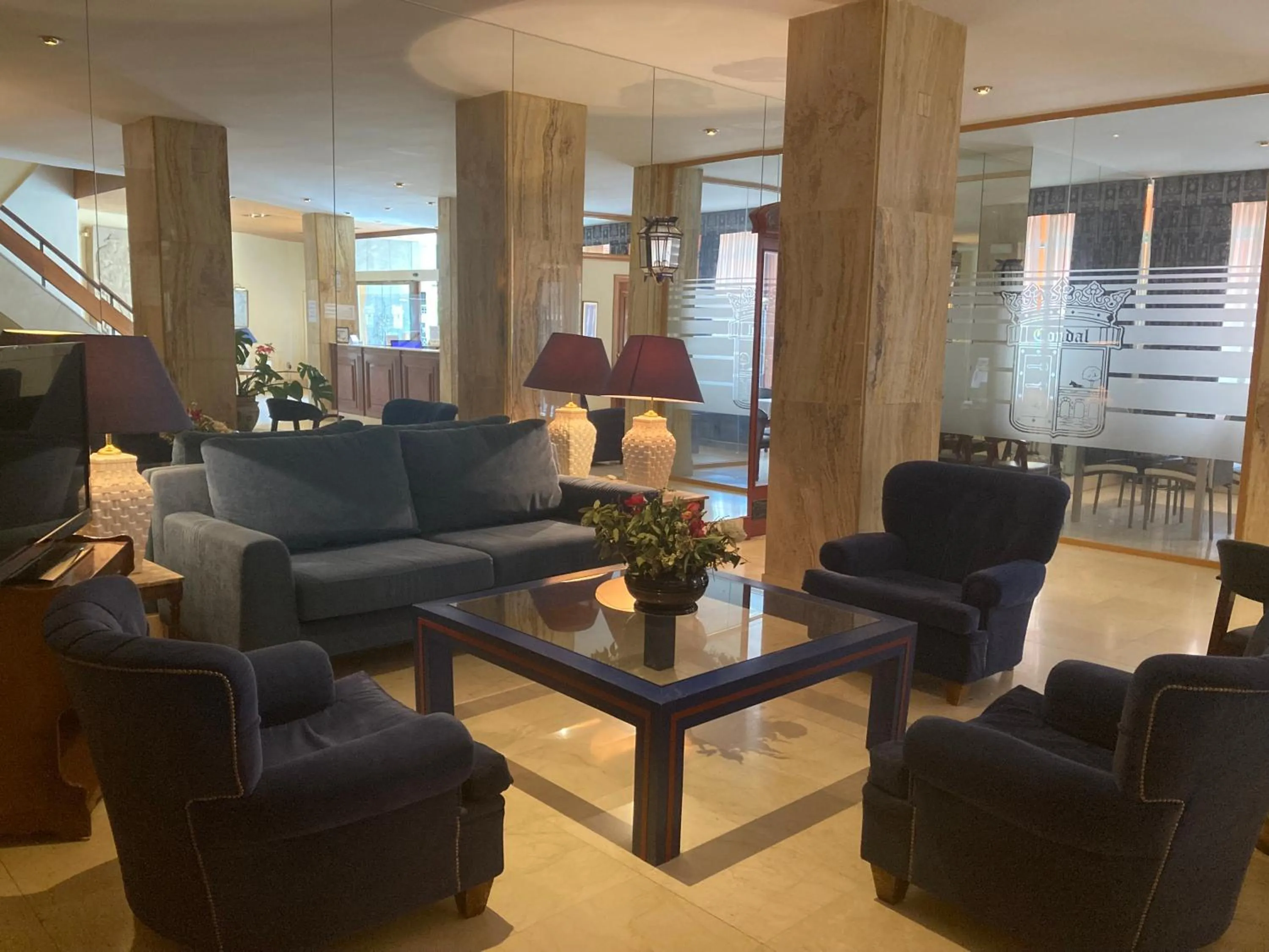 Communal lounge/ TV room in Hotel Condal