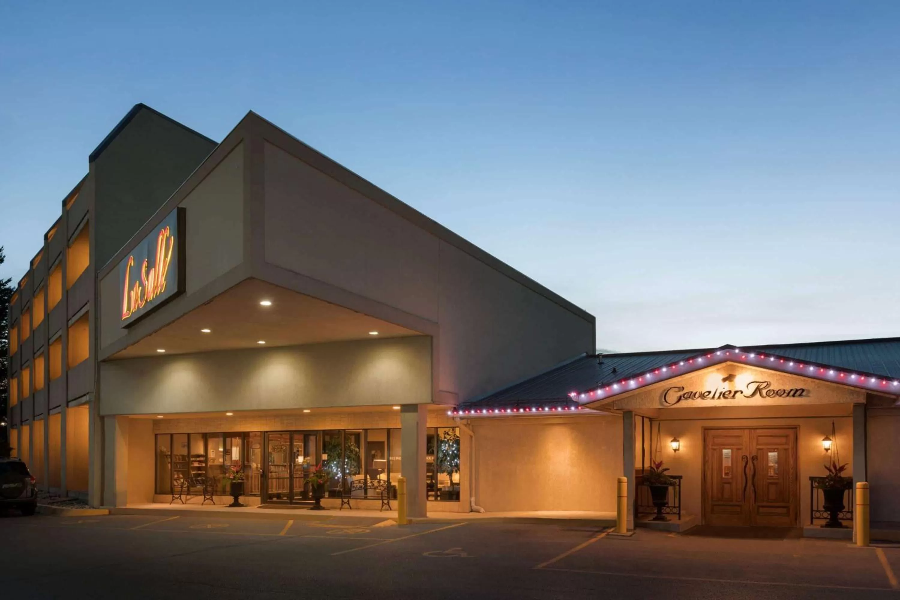 Property Building in Travelodge Hotel by Wyndham Kingston Lasalle