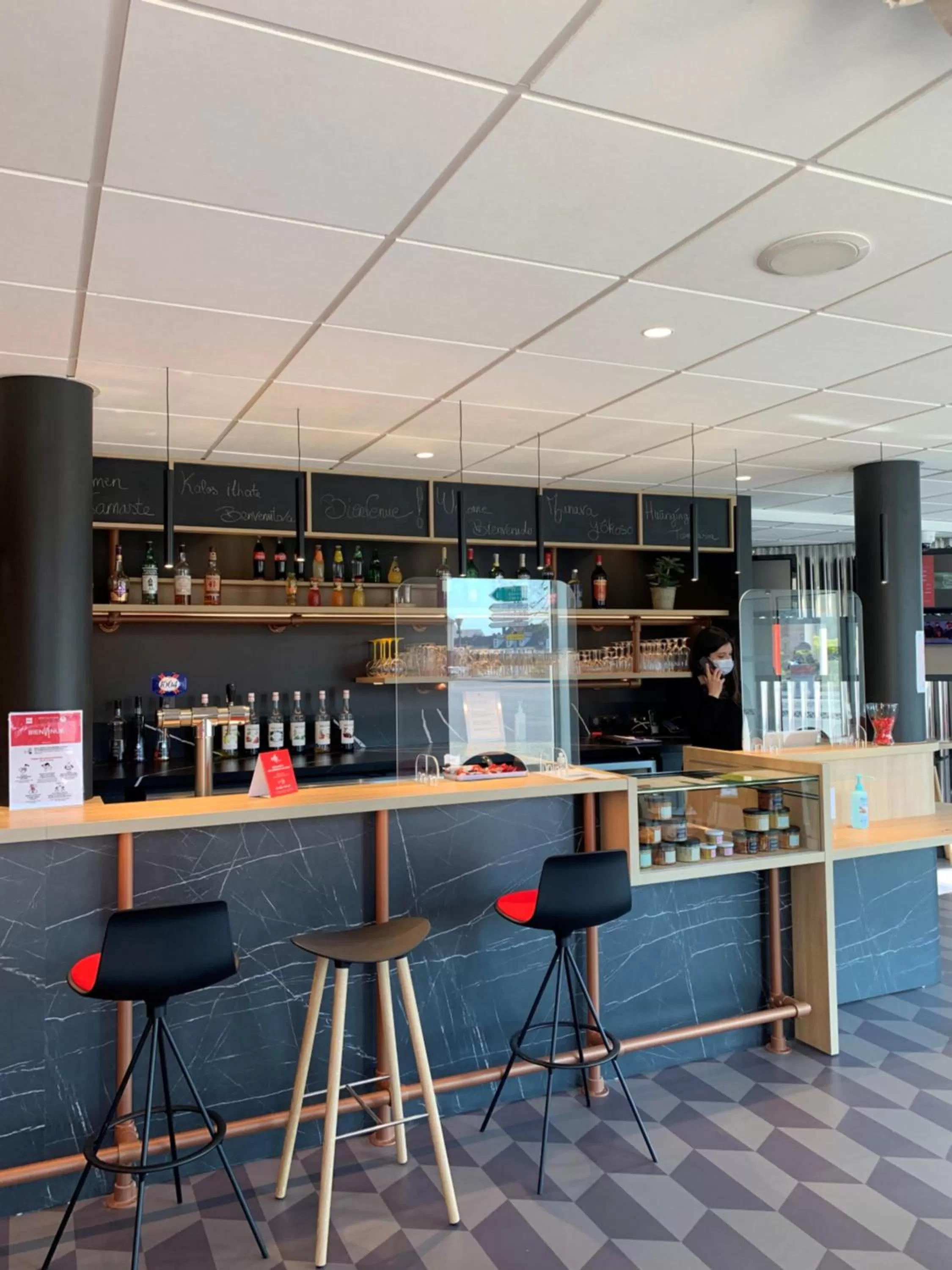Lounge or bar in ibis Auxerre Centre
