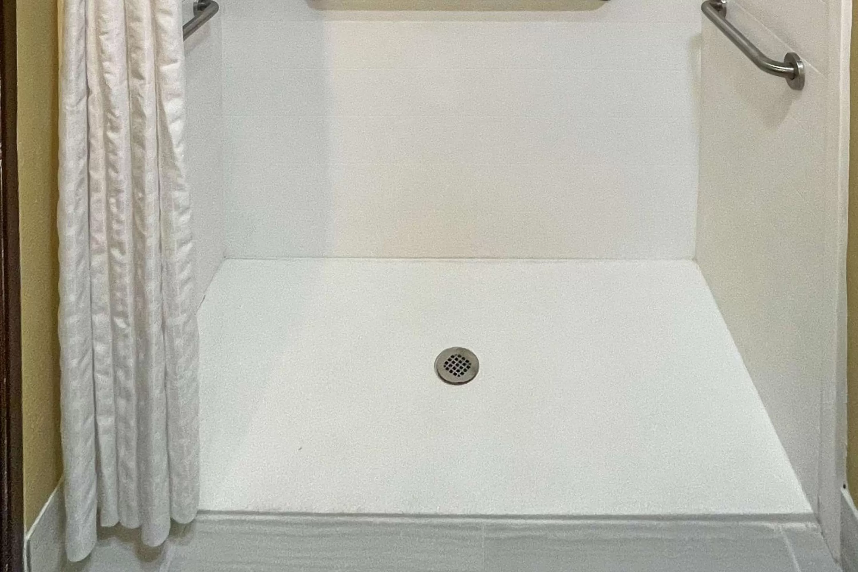 Bedroom in Comfort Suites Near Seaworld