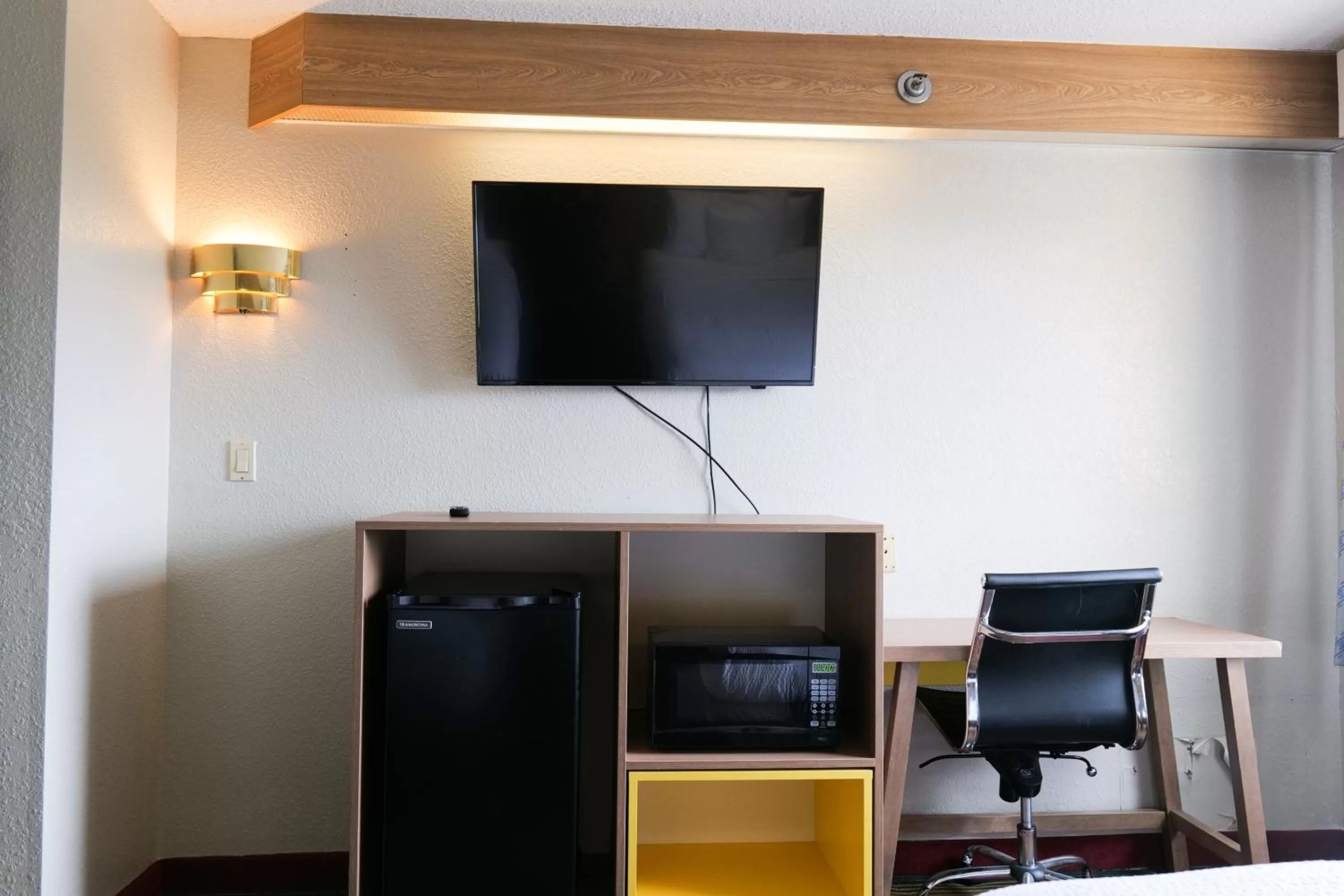 TV and multimedia in Days Inn by Wyndham Flint/Bishop International Airport