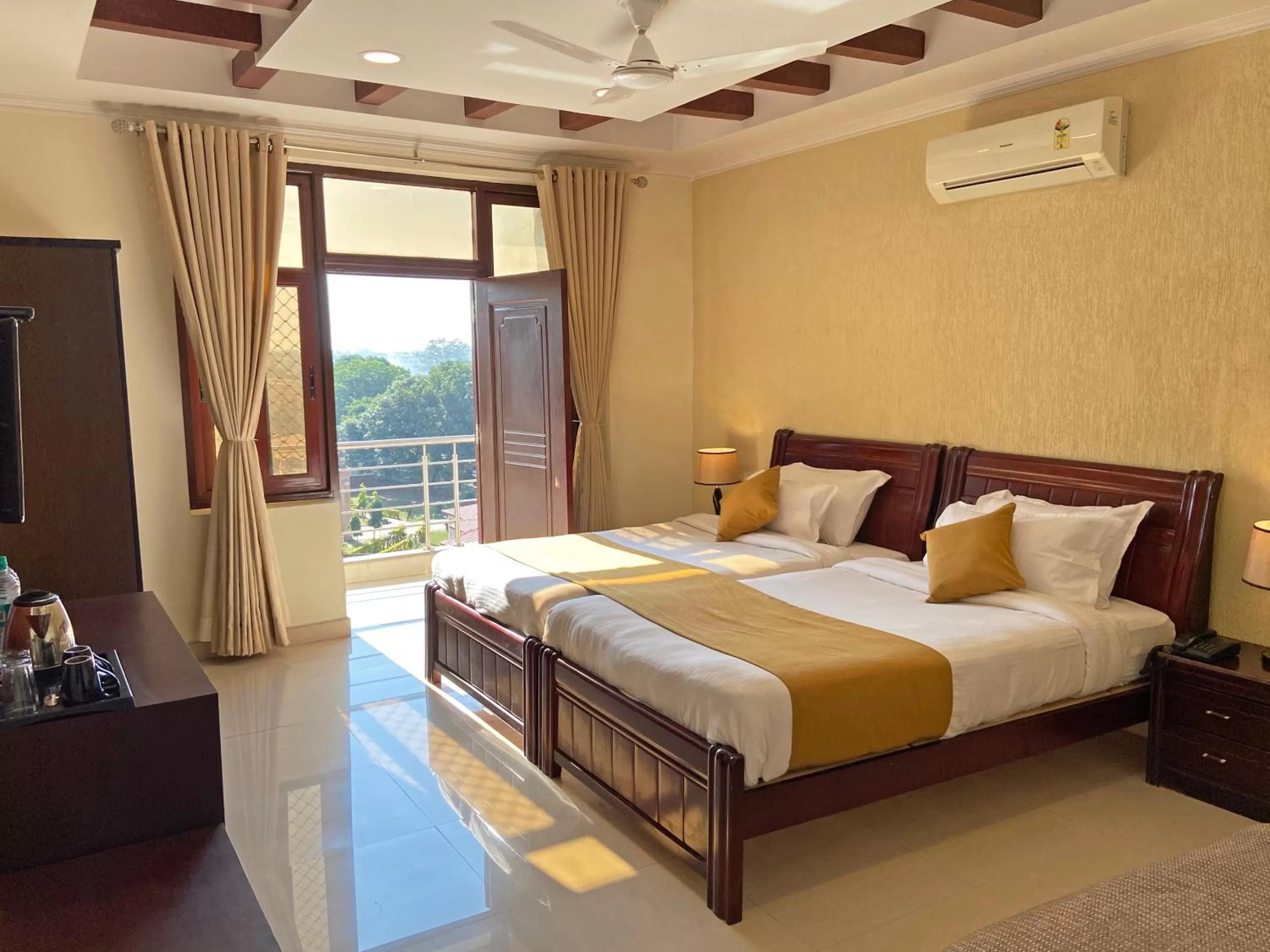 Bed in Hotel Nirvana Palace Rishikesh