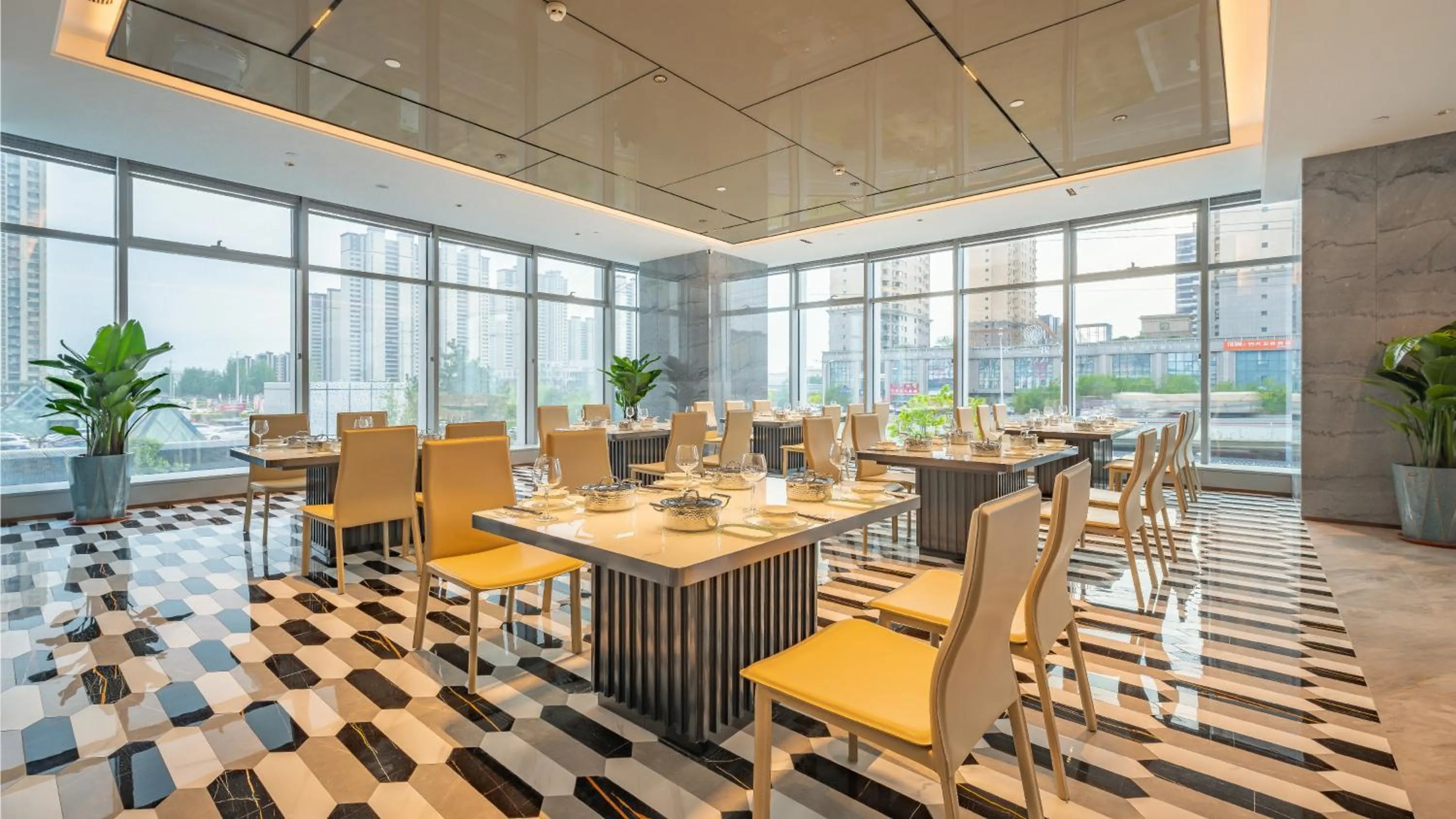 Restaurant/places to eat in Holiday Inn Changchun Oriental Plaza by IHG