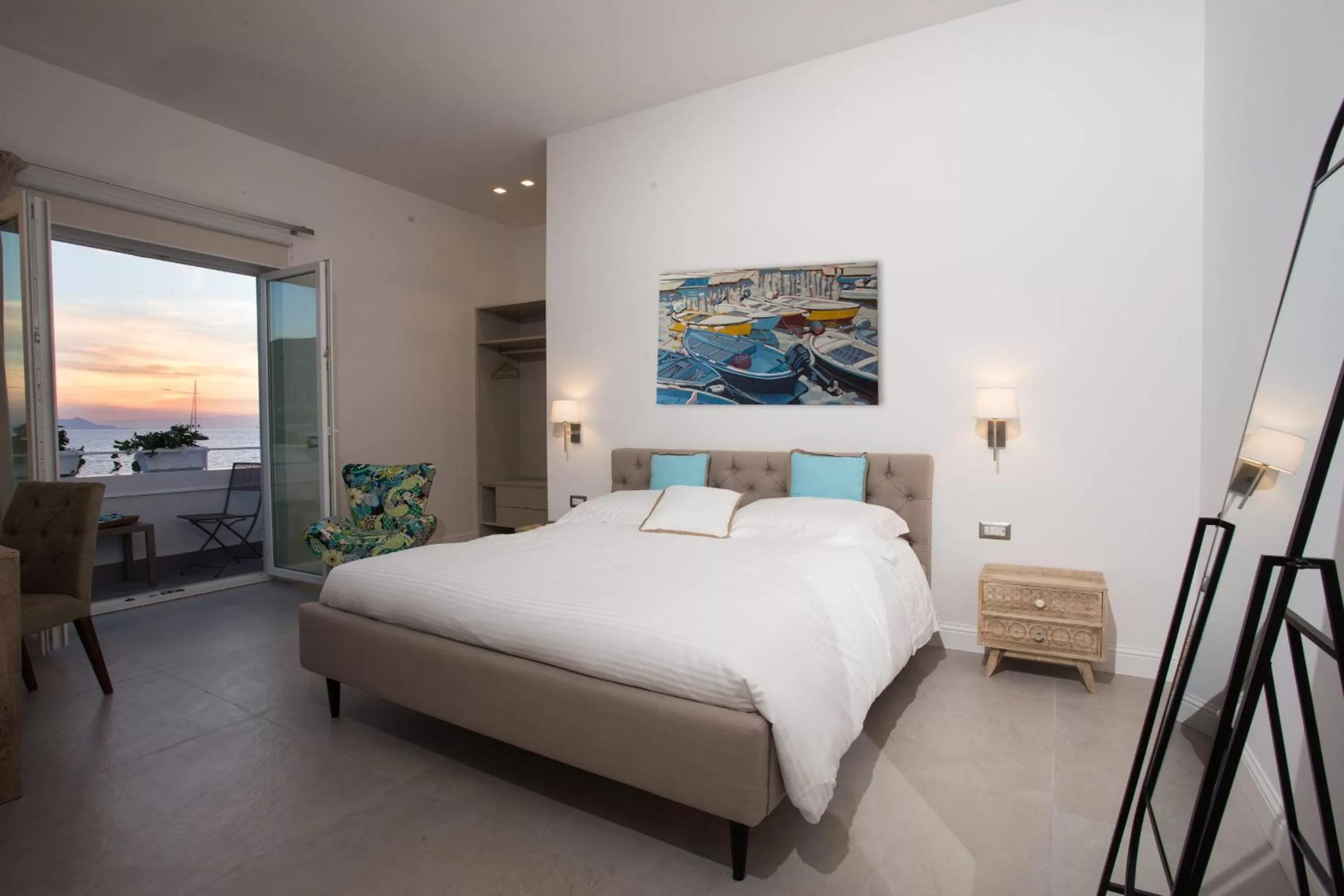 Photo of the whole room, Bed in La Chiaja art&relais