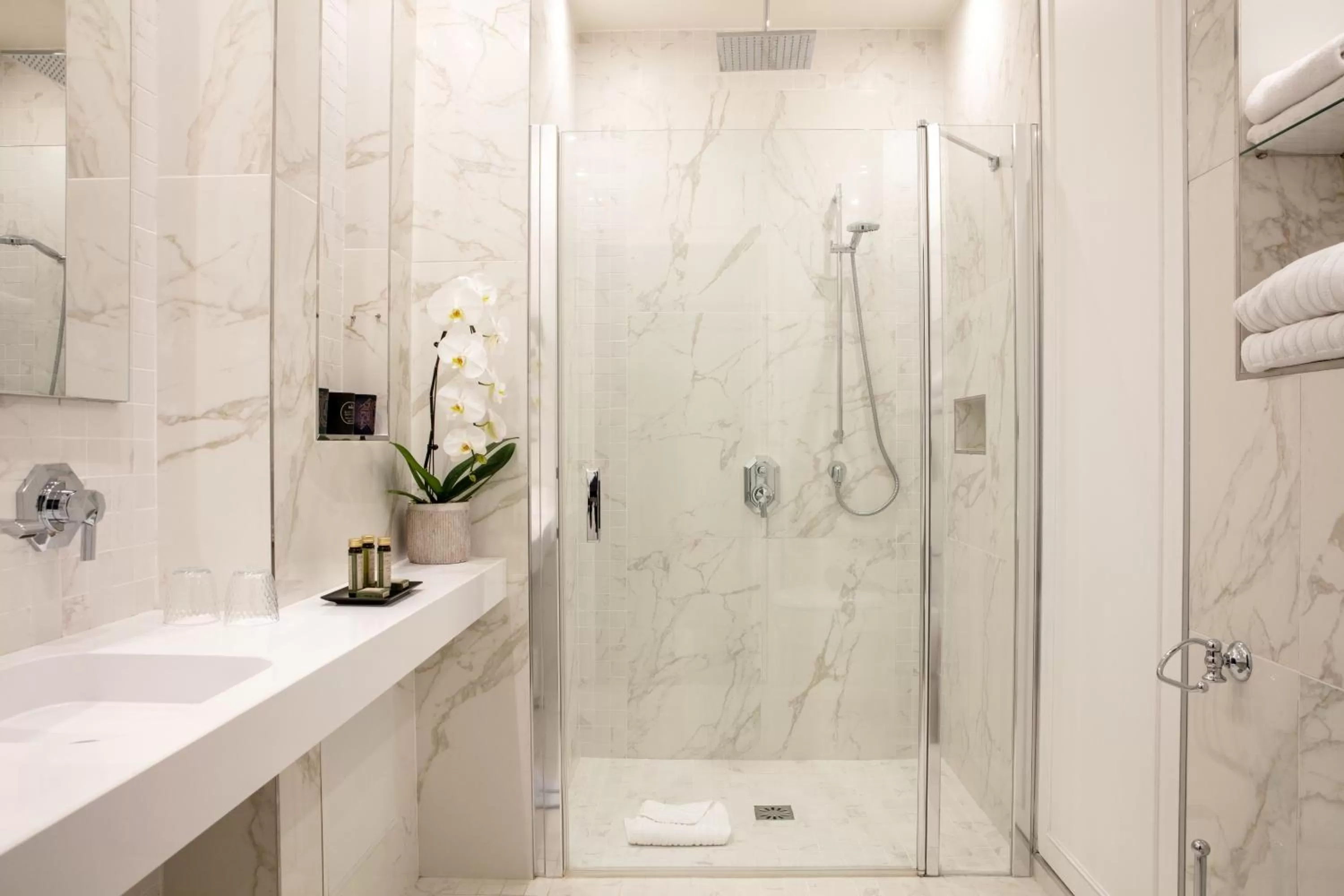 Bathroom in Hôtel Serotel Lutèce