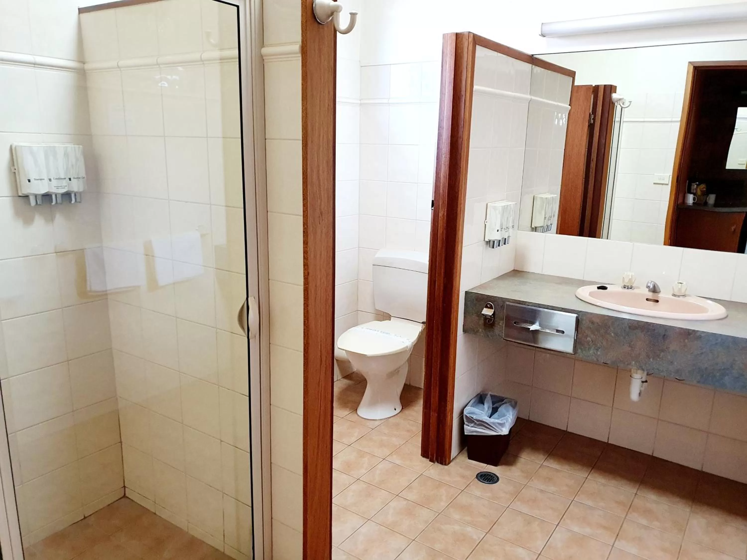 Bathroom in Golden Grain Motor Inn