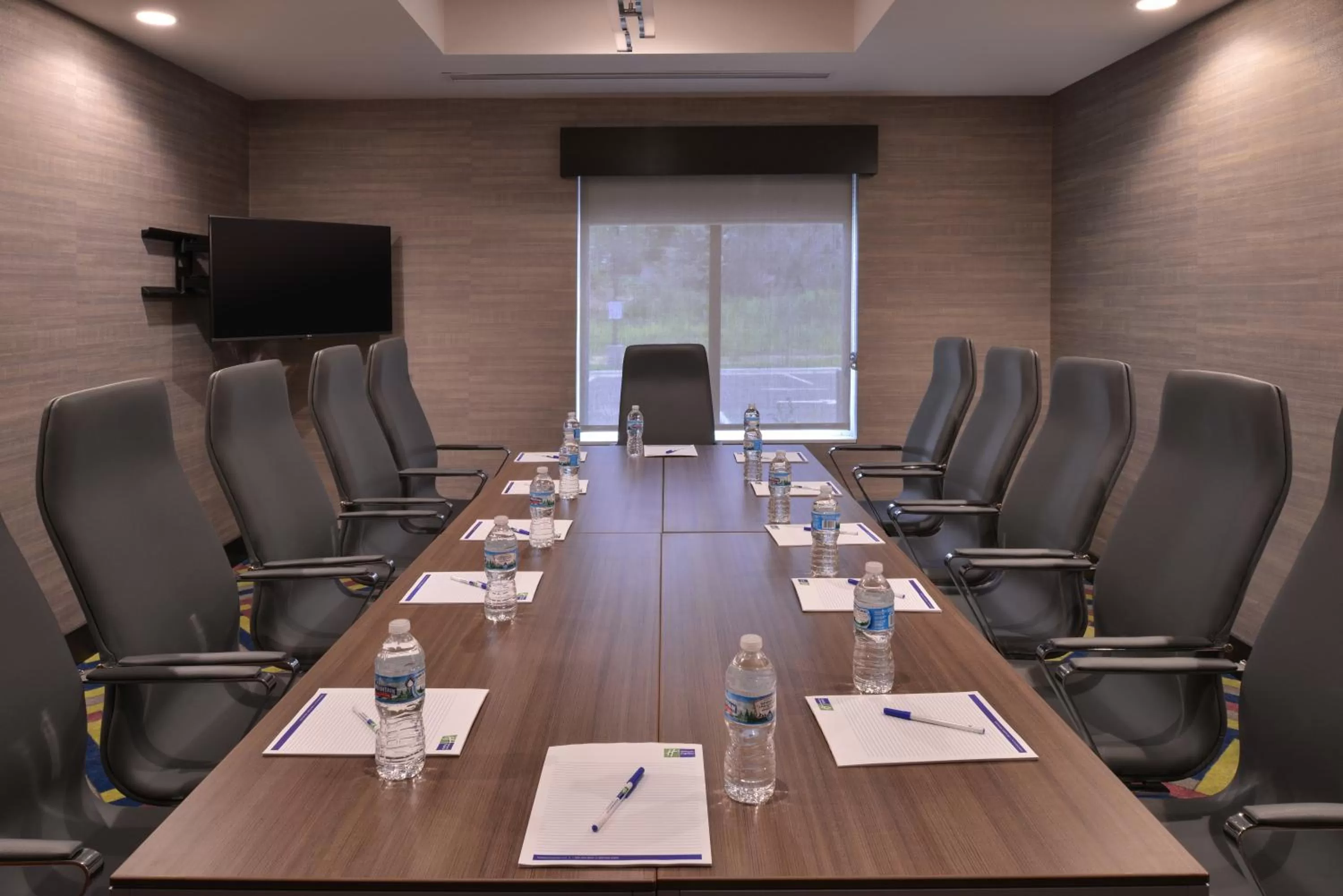 Meeting/conference room in Holiday Inn Express and Suites Bryant - Benton Area by IHG