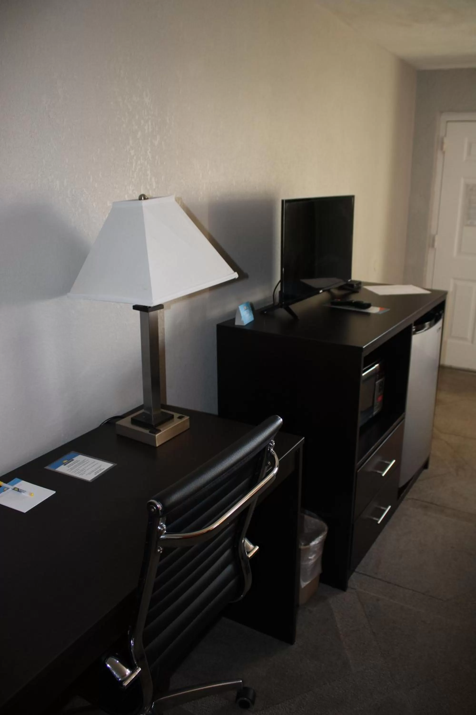 TV and multimedia in Days Inn by Wyndham Hays