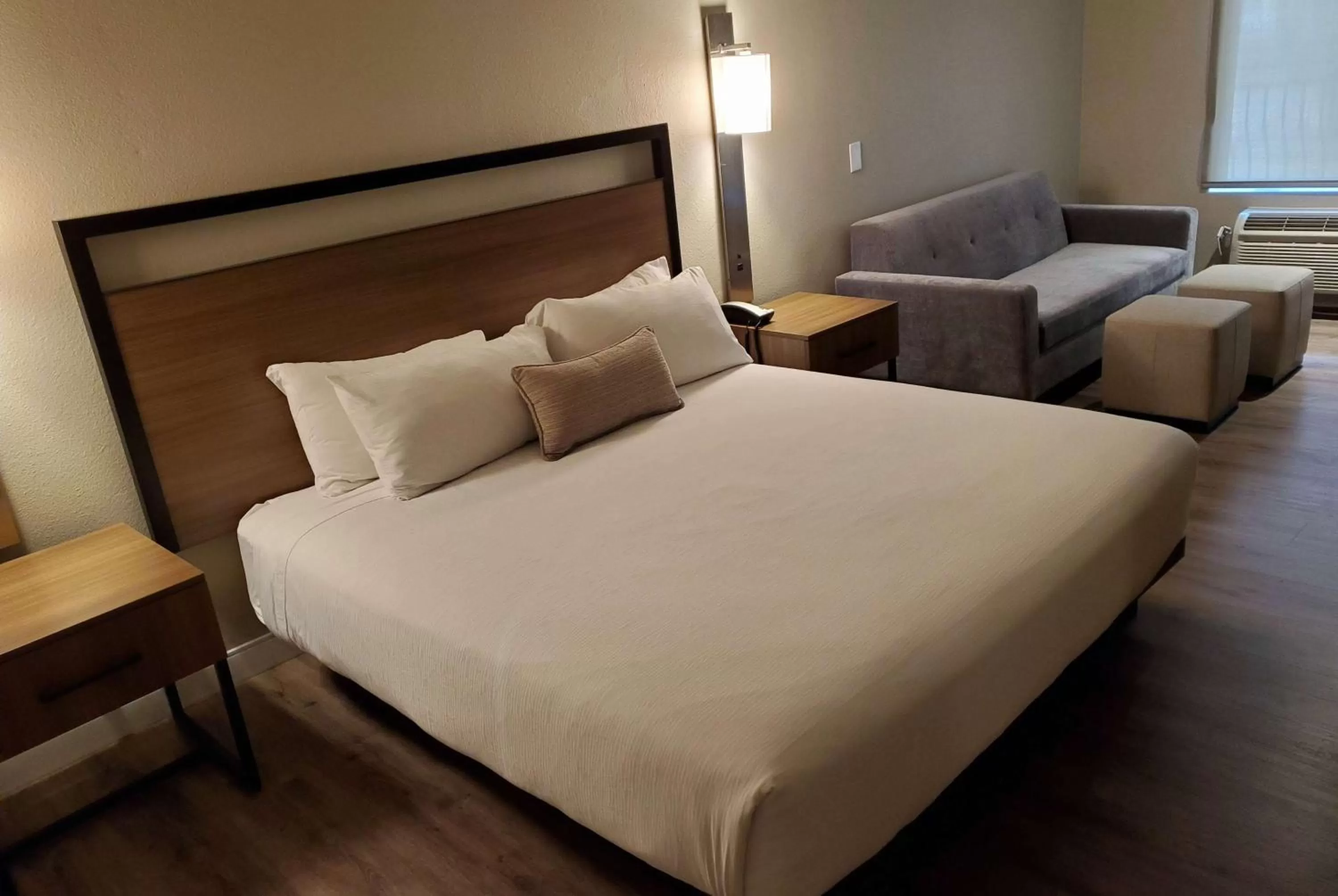 Photo of the whole room, Bed in Wyndham Garden San Diego