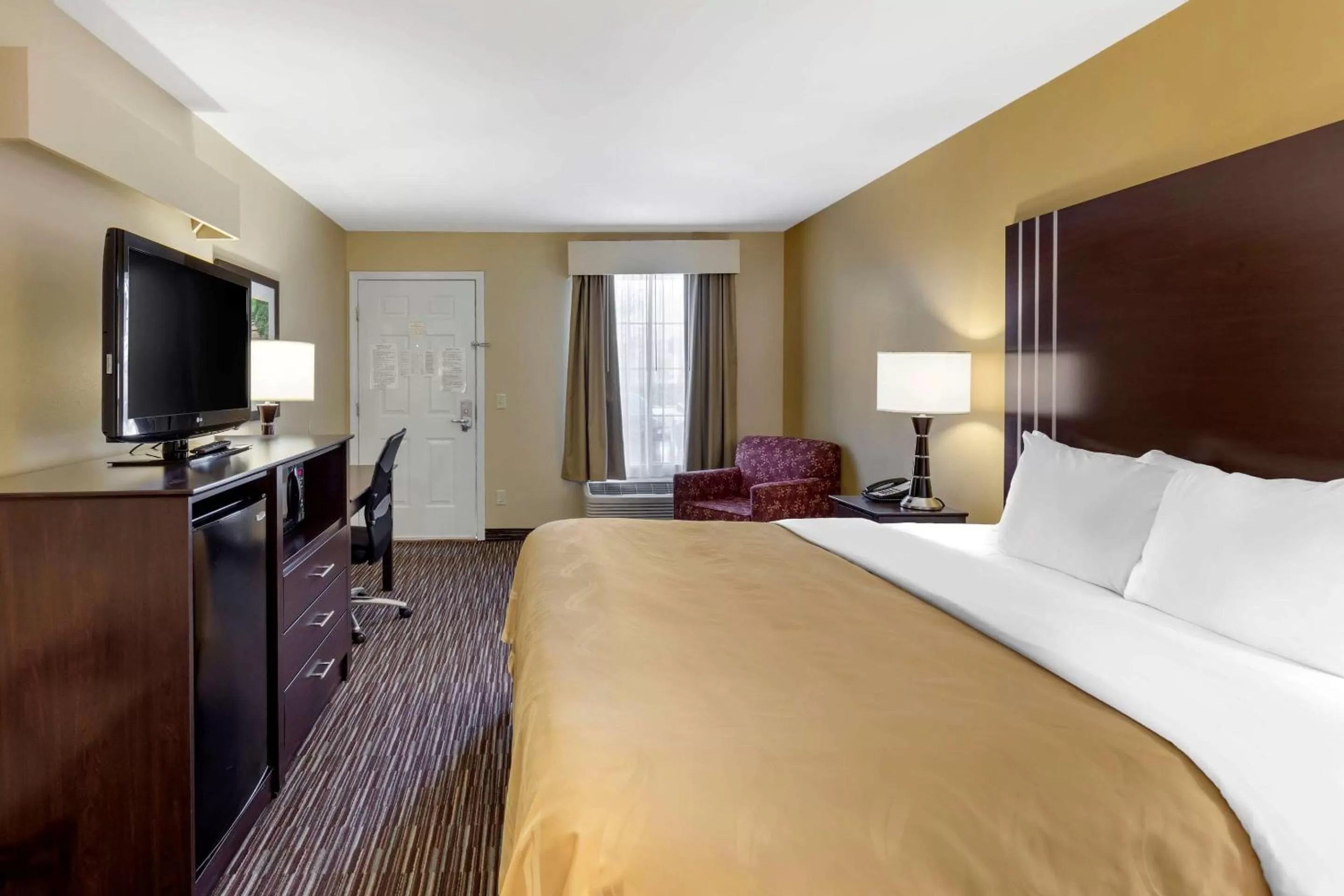 Photo of the whole room, Bed in Quality Inn Seneca Clemson Area U S 123