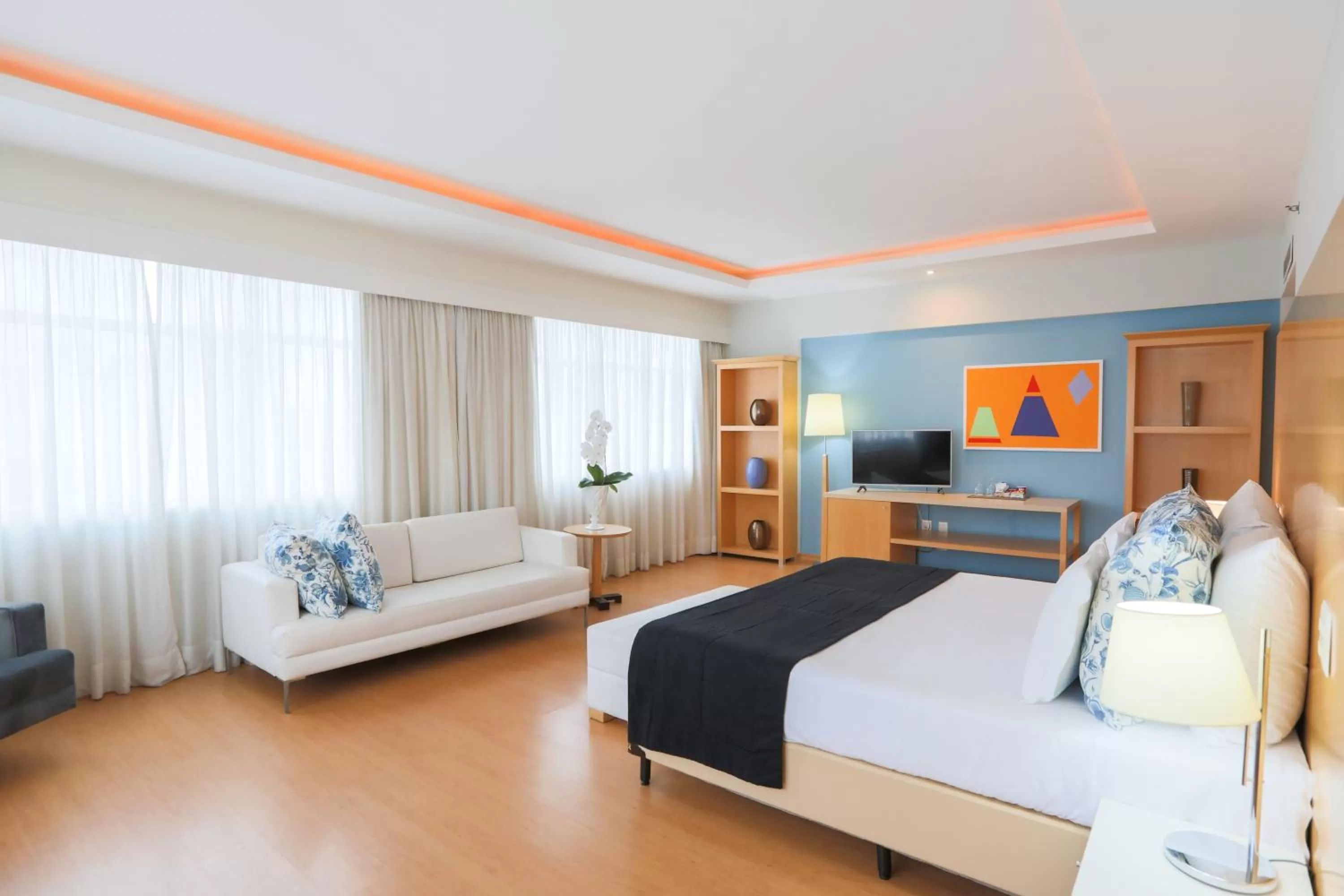 Photo of the whole room, Bed in Pestana Curitiba