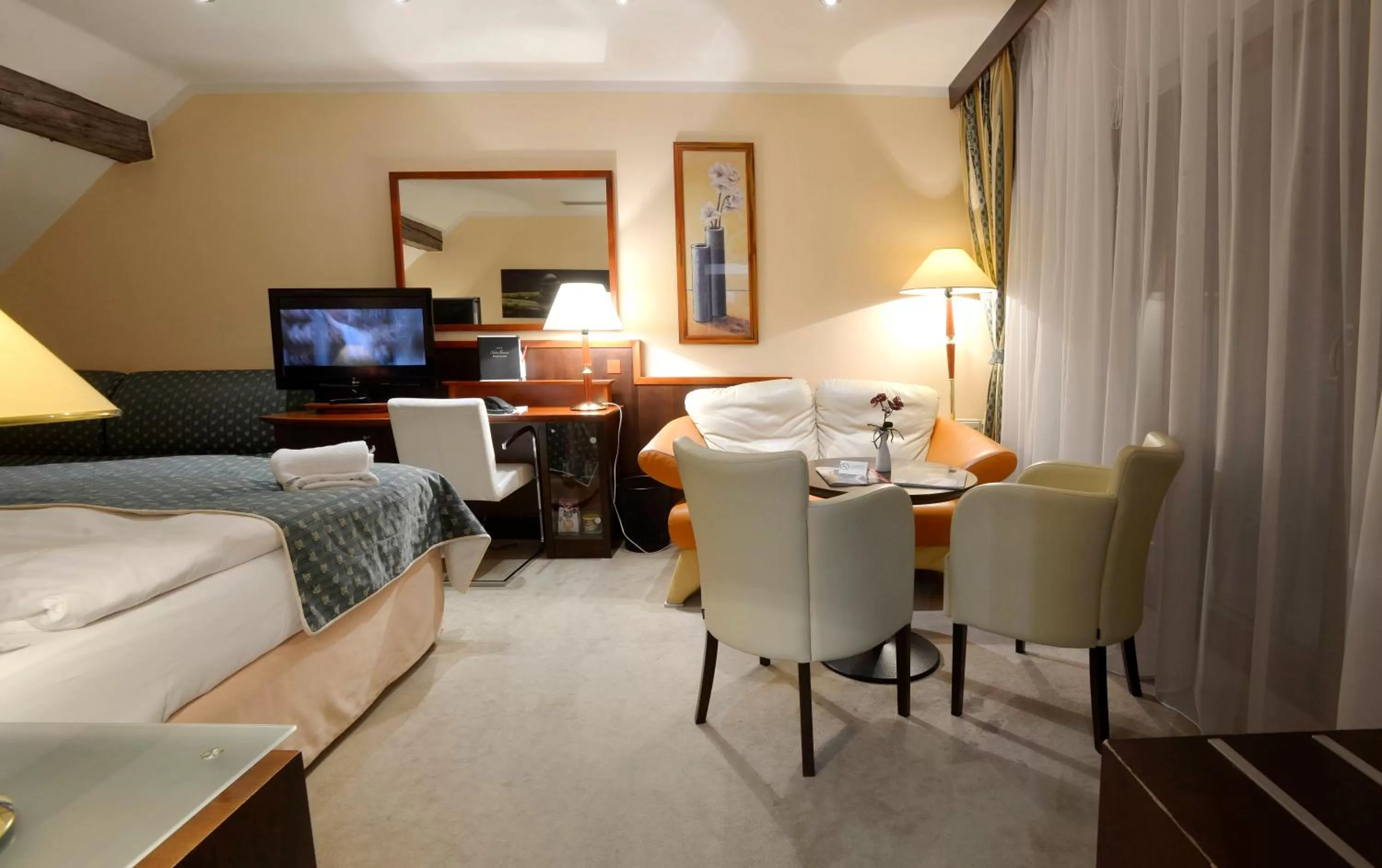 Bedroom, Bed in Hotel Grand