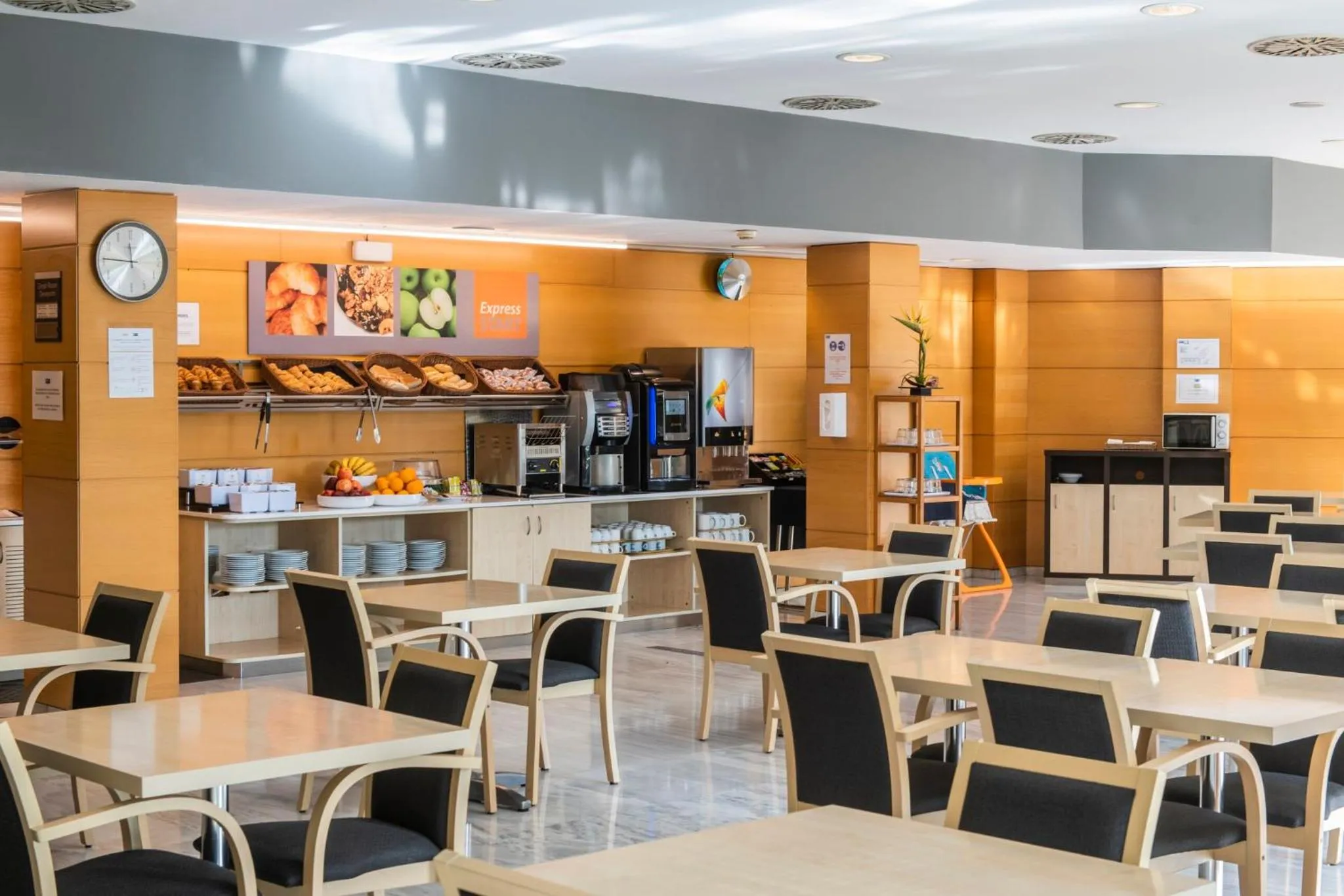 Restaurant/places to eat in Holiday Inn Express Barcelona - Montmeló by IHG