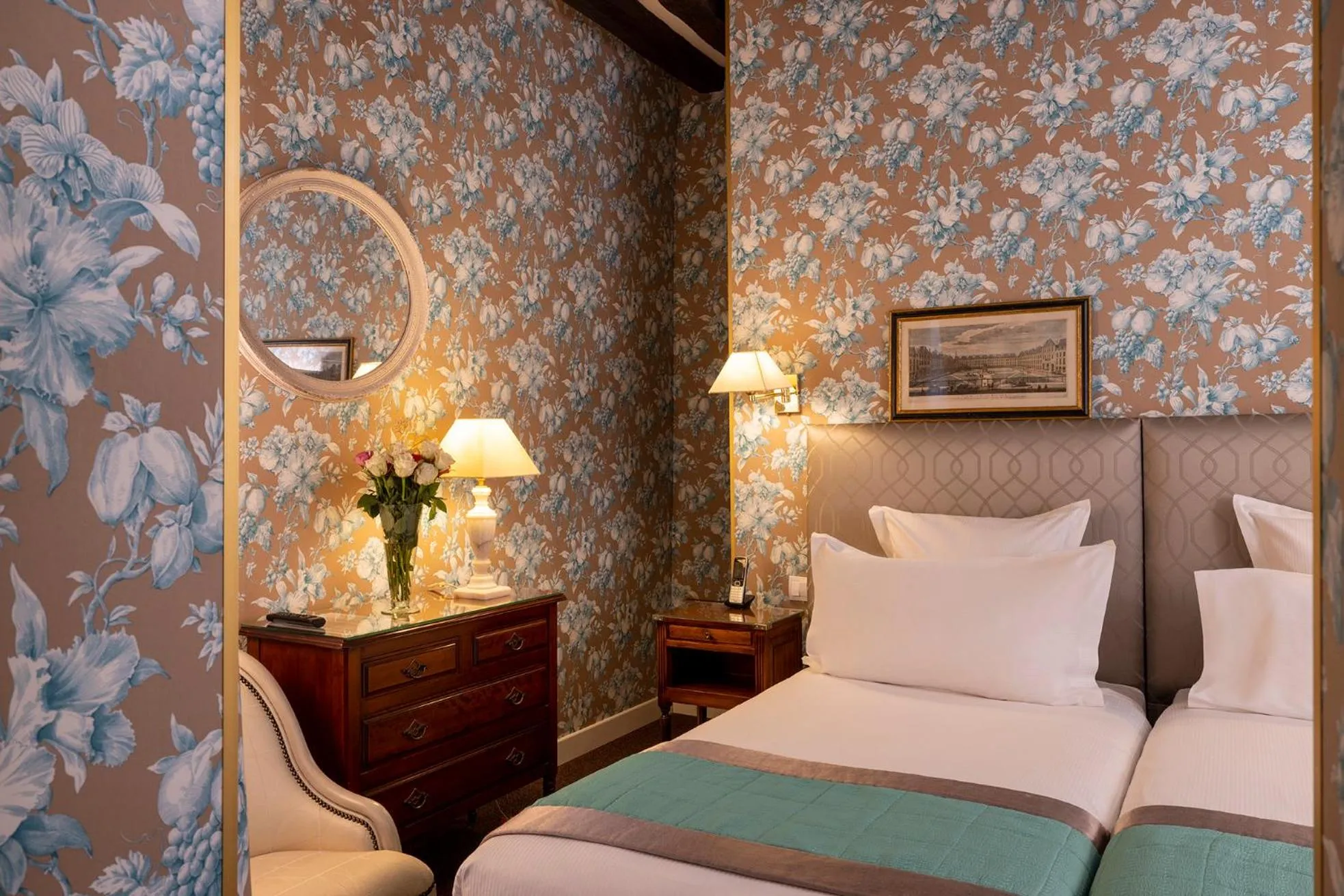 Bed in Relais Hôtel du Vieux Paris