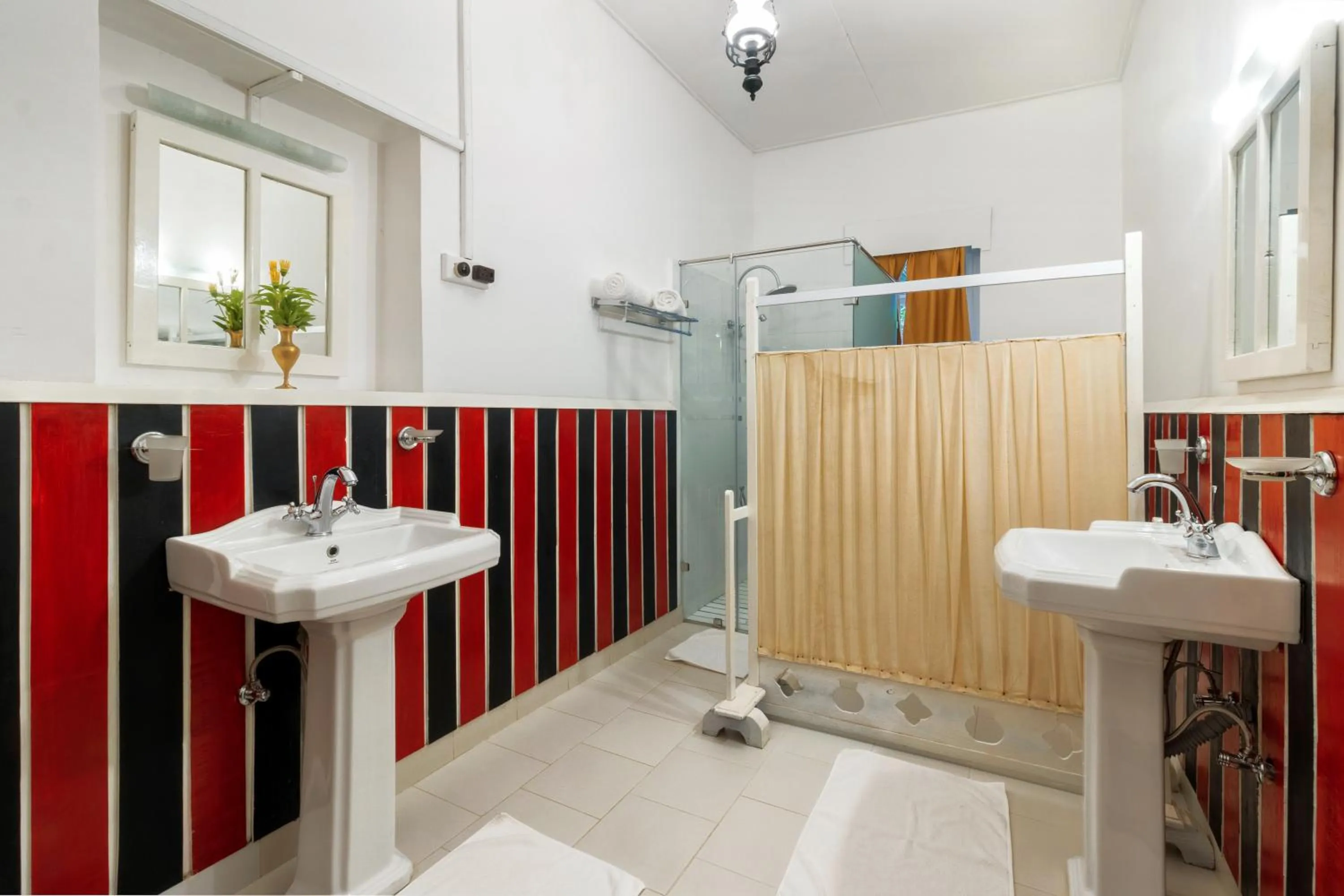 Shower in Scottish Planter Bungalow- Thema Collection