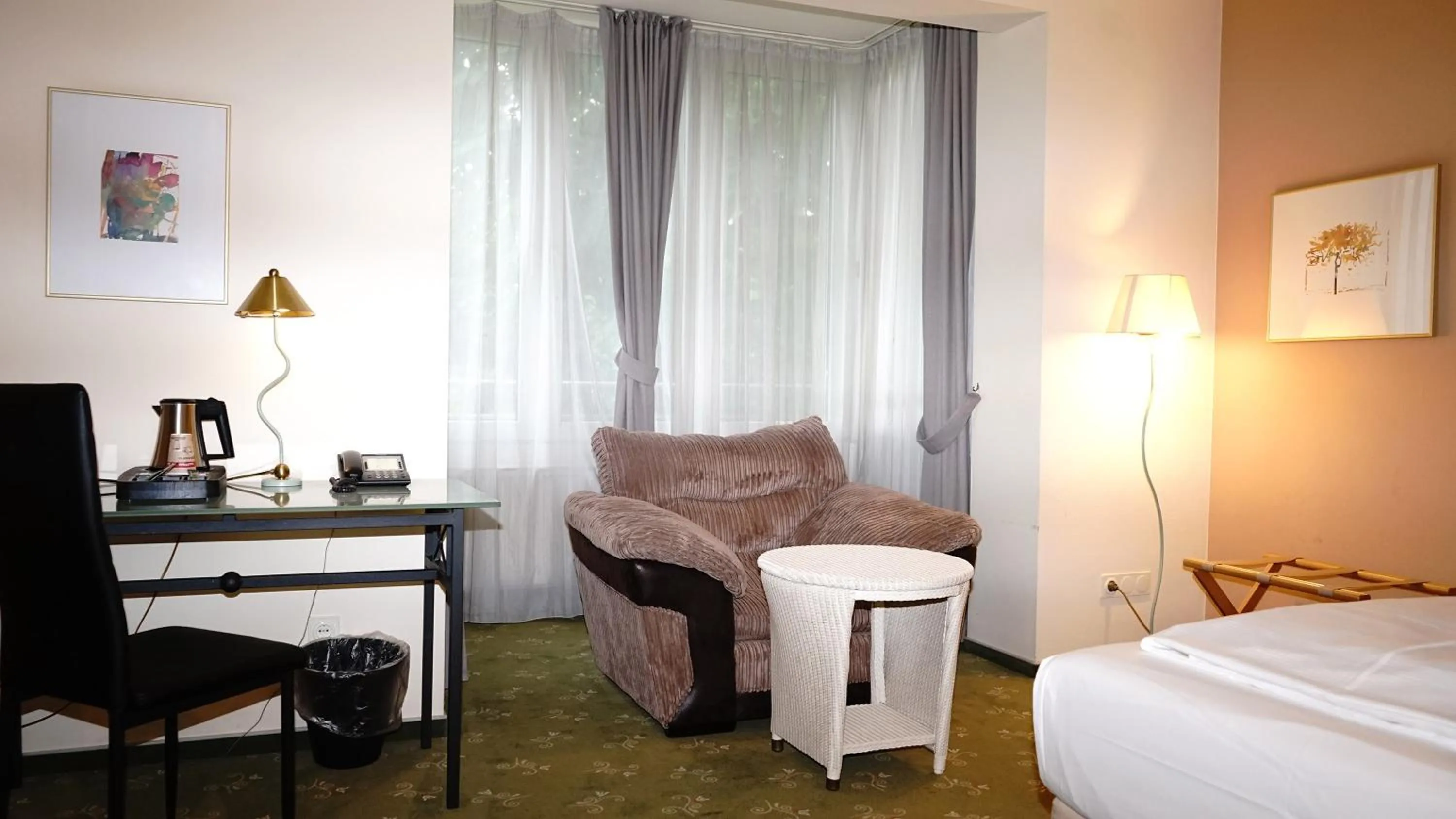 Seating area, Bed in Entrée Groß Borstel Garni Hotel