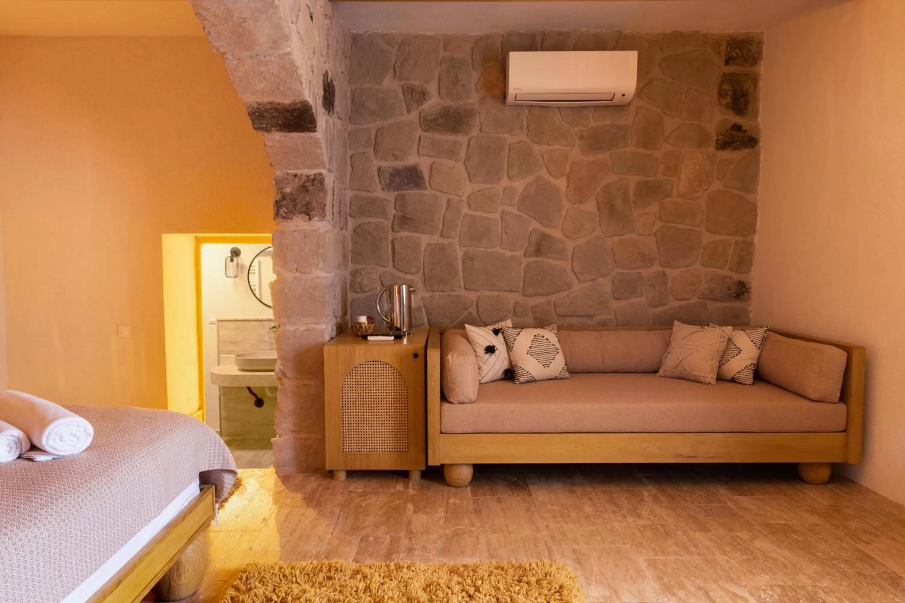 Living room, Bed in Cappadocia Naif Hotel - Adults Only