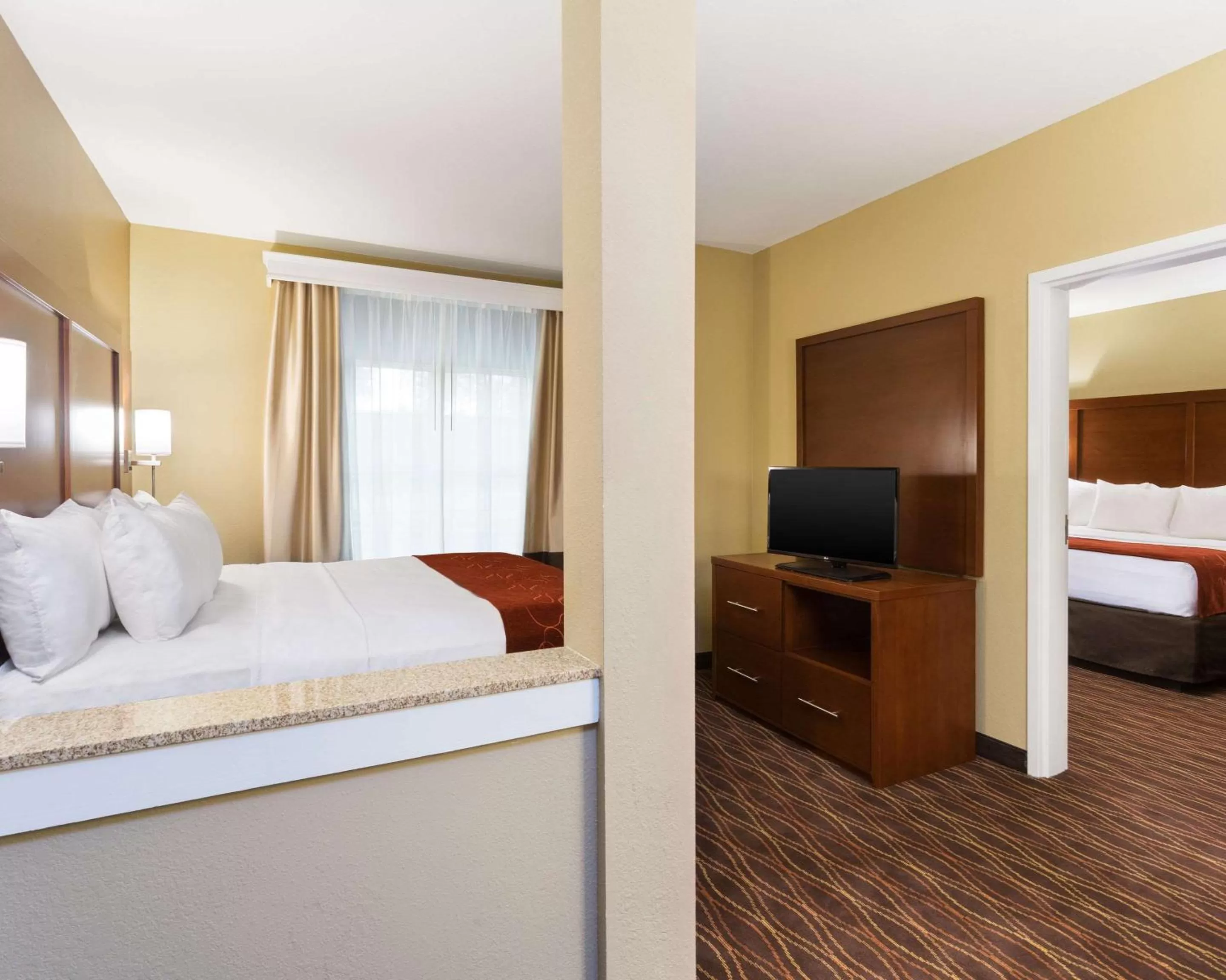 Photo of the whole room, Bed in Comfort Suites DuBois Country Club