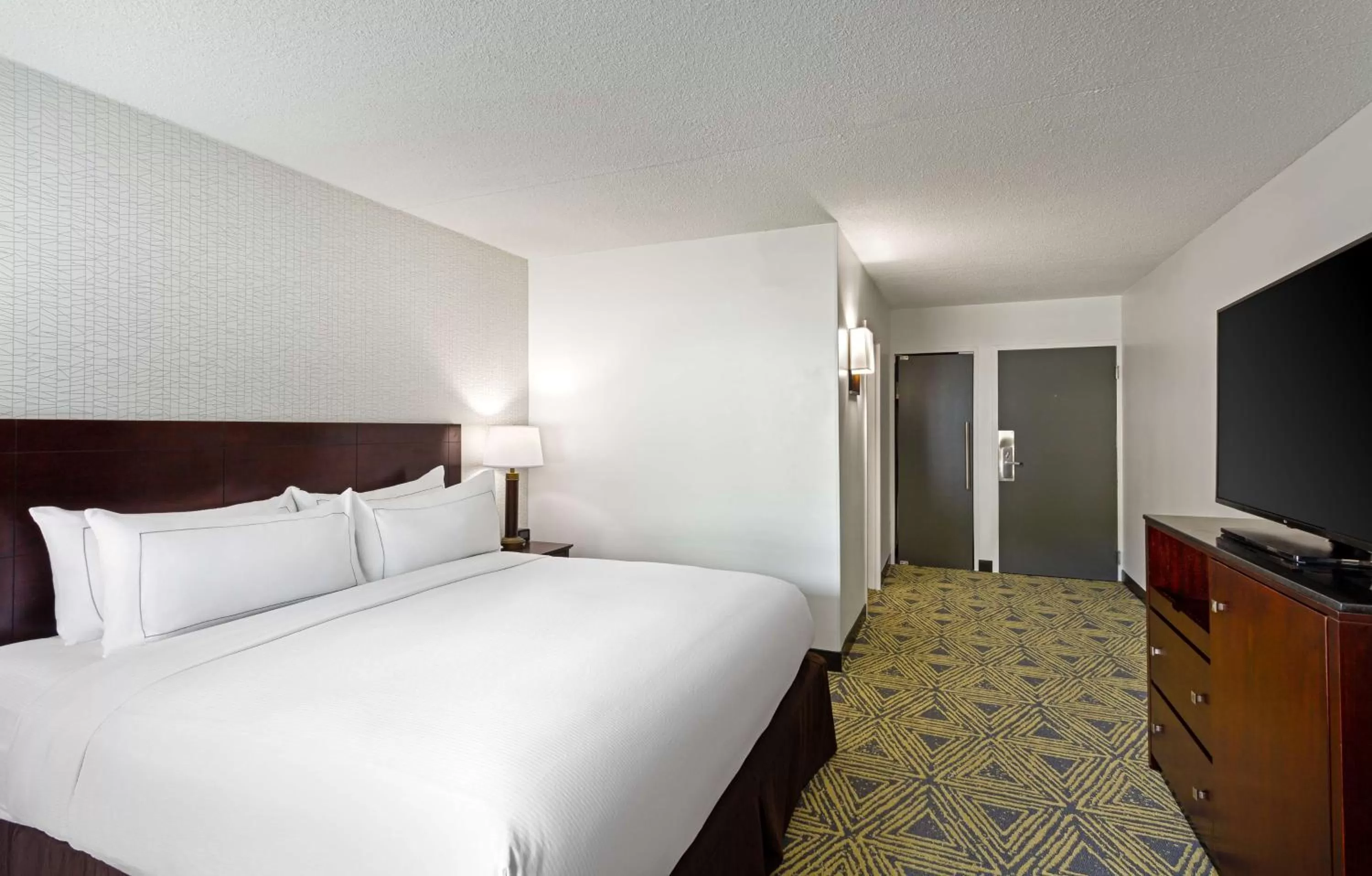 Bed in DoubleTree by Hilton Washington Meadow Lands Casino Area