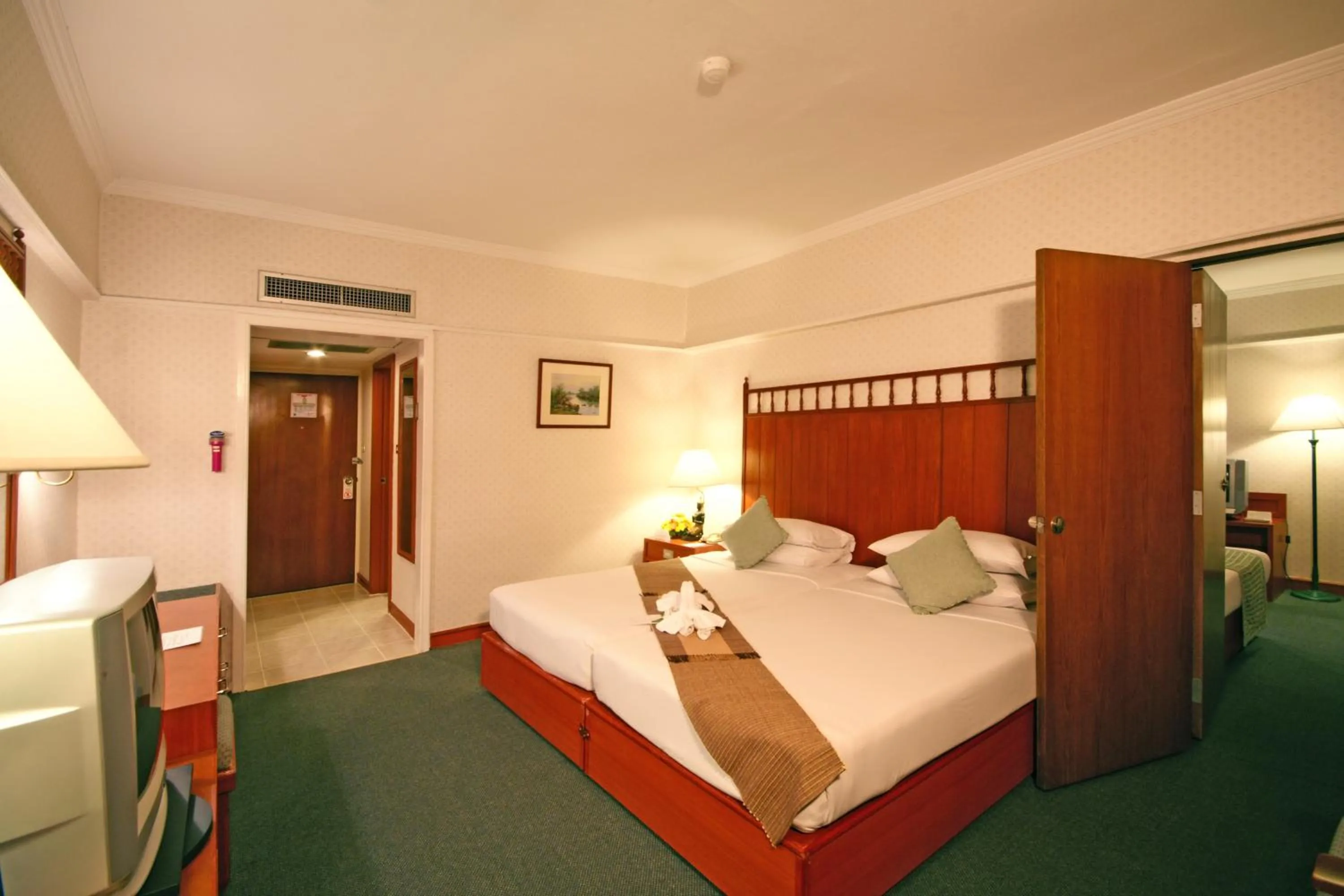 Photo of the whole room, Bed in Bangkok Palace Hotel